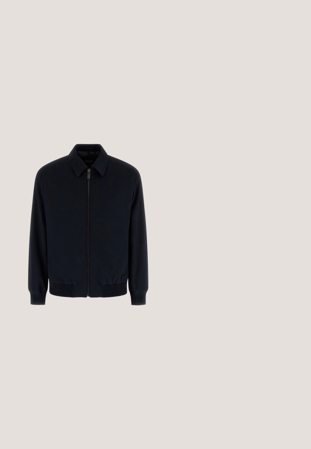 Chaqueta azul marino con cremallera, hecha de tela suave. Presenta un cuello con solapa, puños elásticos y un ajuste holgado con dobladillo acanalado.; Sudadera azul marino de tela suave, con cuello redondo y puños acanalados, con la palabra "BOSS" impresa en blanco en el pecho.; Camiseta azul claro de manga corta con cuello redondo y pequeño logo "BOSS" centrado en el pecho y en la etiqueta interior del cuello.; Pantalones de sastre gris claro hechos de una tela suave, con corte recto, pliegues delanteros y cintura clásica con trabillas para el cinturón.; Zapato de vestir negro brillante de cuero con cordones flotando sobre una alfombra beige con una mesa redonda marrón brillante al fondo.; Bolsa de fin de semana BOSS negra con doble asa y correa de hombro desmontable, mostrada sobre un fondo claro y sencillo.