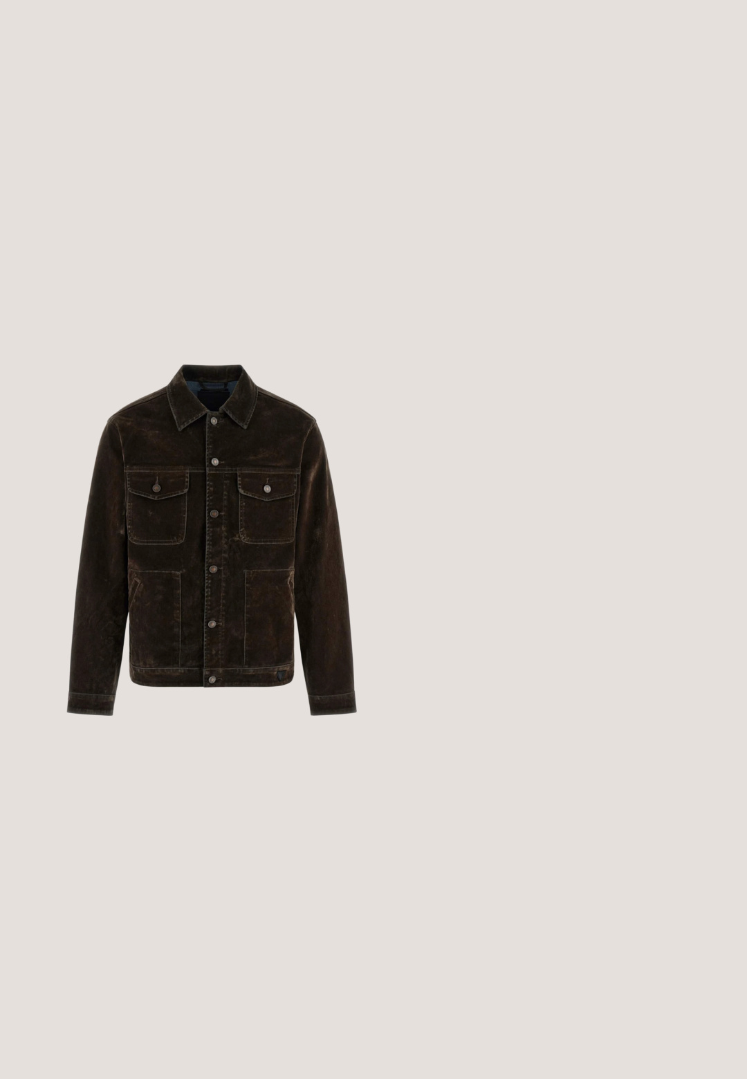 Chaqueta de ante marrón oscuro con cierre de botones en la parte delantera, dos bolsillos en el pecho con solapa y botones, dos bolsillos laterales, mangas largas y cuello clásico.; Camisa de mezclilla azul claro con botones, manga larga, cuello, bolsillo delantero y una textura sutil. Cuenta con botones blancos a lo largo de la tapeta.; Vaqueros de denim con un lavado azul medio, corte recto, diseño clásico de cinco bolsillos y un ligero desgaste en los muslos para mayor textura.; JOOP! KLEITOS - Botines - downtown brown; Pañuelo de seda amarillo con patrones de cachemira y flores en negro, doblado de forma suelta y atado en el centro.; Cinturón de cuero marrón con hebilla rectangular plateada, dos ojales y múltiples agujeros de ajuste, exhibido enrollado sobre fondo blanco.