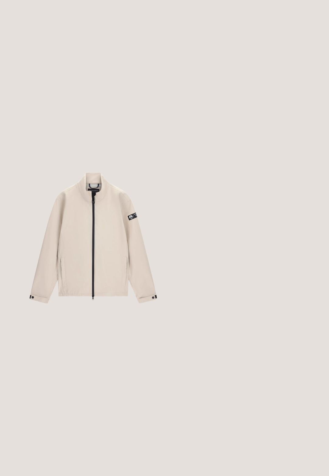 Beige leichte Jacke mit schwarzem Frontreißverschluss, zwei Seitentaschen, Stehkragen, verstellbaren Bündchen und Logo-Patch am linken Ärmel.; Guess CHAIN - T-Shirt print - jet black; Schwarze Herren-Shorts mit elastischem Bund und Kordelzug, Seitentaschen und einer Reißverschlusstasche am rechten Bein mit geprägt geprägtem Logo.; Schwarze Leder Stiefeletten mit einer gesteppten Textur, runder Zehenpartie, Schnürverschluss und einer robusten Gummisohle. Mit einem Fersenriegel akzentuiert.; Guess BERNA CROSSOVER - Umhängetasche - black; Silbernes Gliederarmband mit einem goldenen Löwenkopfmotiv in der Mitte, gehalten von goldenen Krappen und einem Karabinerverschluss, der mit "GUESS" graviert ist.