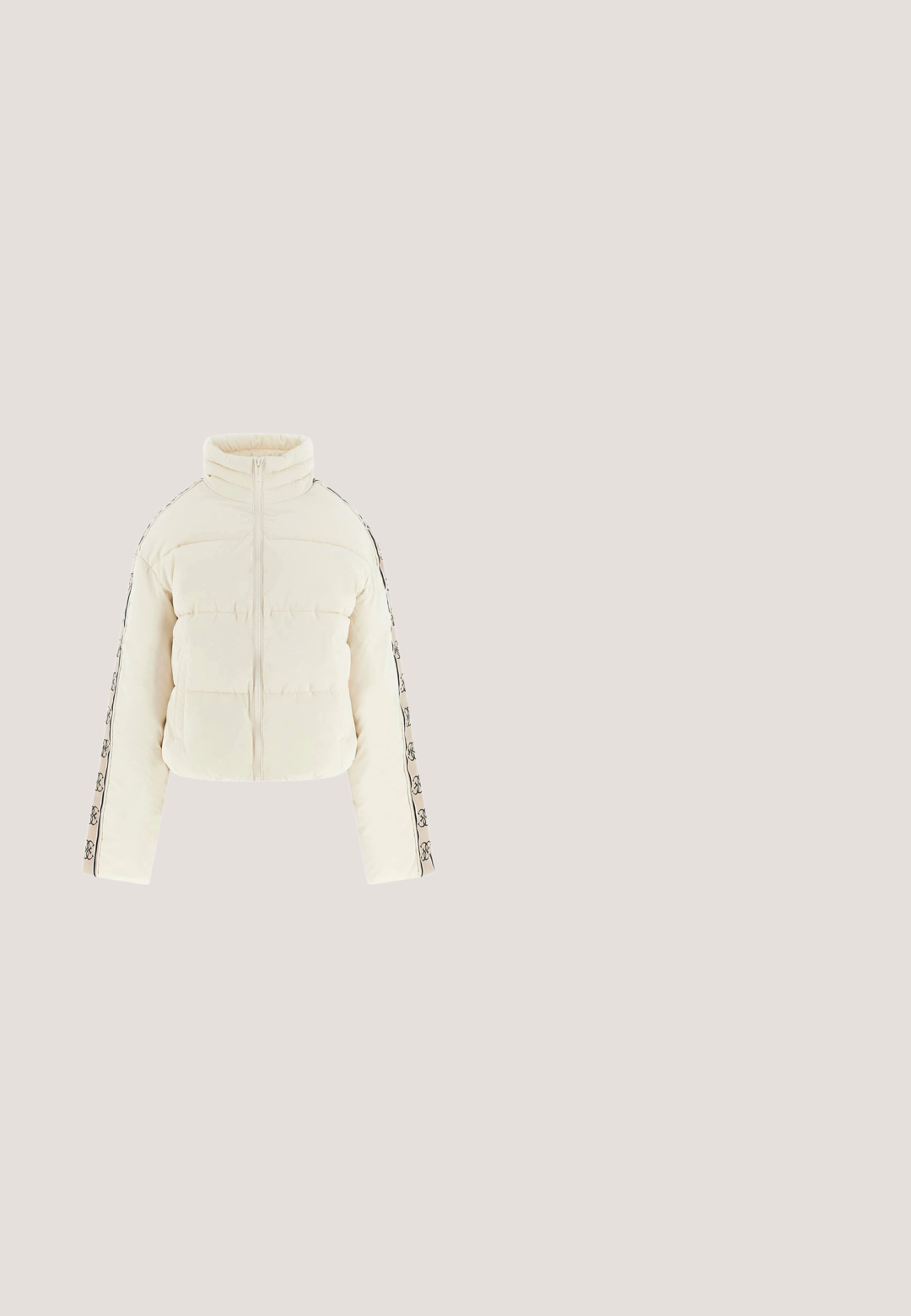 Chaqueta puffer crema con cuello alto, cremallera frontal y detalles a lo largo de las mangas con acentos negros estampados.; Camiseta de algodón color durazno claro con cuello redondo, mangas cortas y un gráfico triangular del logo "GUESS" en rojo y negro en el frente.; Pantalones de pierna ancha beige con un sutil patrón de logo por toda la prenda, cintura elástica y rayas laterales en blanco y rojo oscuro.; Zapatilla blanca y marrón con patrón de monograma, dos correas con hebillas plateadas, cordones blancos y suela blanca gruesa sobre fondo sencillo.; Bolso beige de Guess con patrón de logo marrón oscuro, correa de hombro ajustable negra y etiqueta metálica de la marca en la parte frontal, sobre un fondo liso.; Collar de cadena dorada con pequeñas perlas blancas en la mitad, con un colgante dorado en forma de corazón y un charm triangular con marca cerca del cierre.