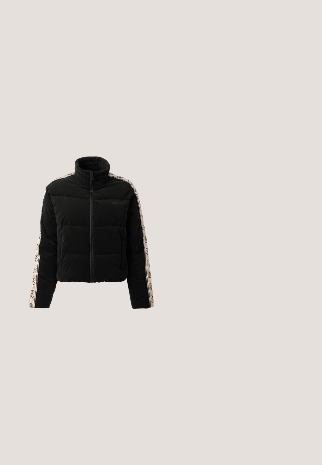 Chaqueta de plumas negra con cuello alto, cierre de cremallera y mangas con un patrón que presenta un acento de logo beige. Diseño acolchado horizontal.; Suéter blanco de manga larga con cuello redondo. Hecho de material suave. Presenta un pequeño logo sutil en el pecho. Diseño simple y minimalista.; Jeans de mezclilla de pierna ancha en lavado oscuro. Presentan un diseño tradicional de cinco bolsillos, cierre de botón y un ligero desgaste en los muslos.; Zapatos slingback negros con punta afilada, hechos de material suave, con un pequeño tacón y un acento decorativo plateado en el empeine.; Bolso de satén negro con forma curva, que cuenta con un cierre de cremallera y un logo triangular en metal en la parte delantera. Textura suave y diseño elegante.; Guess PARTY - Pendientes - gold-coloured
