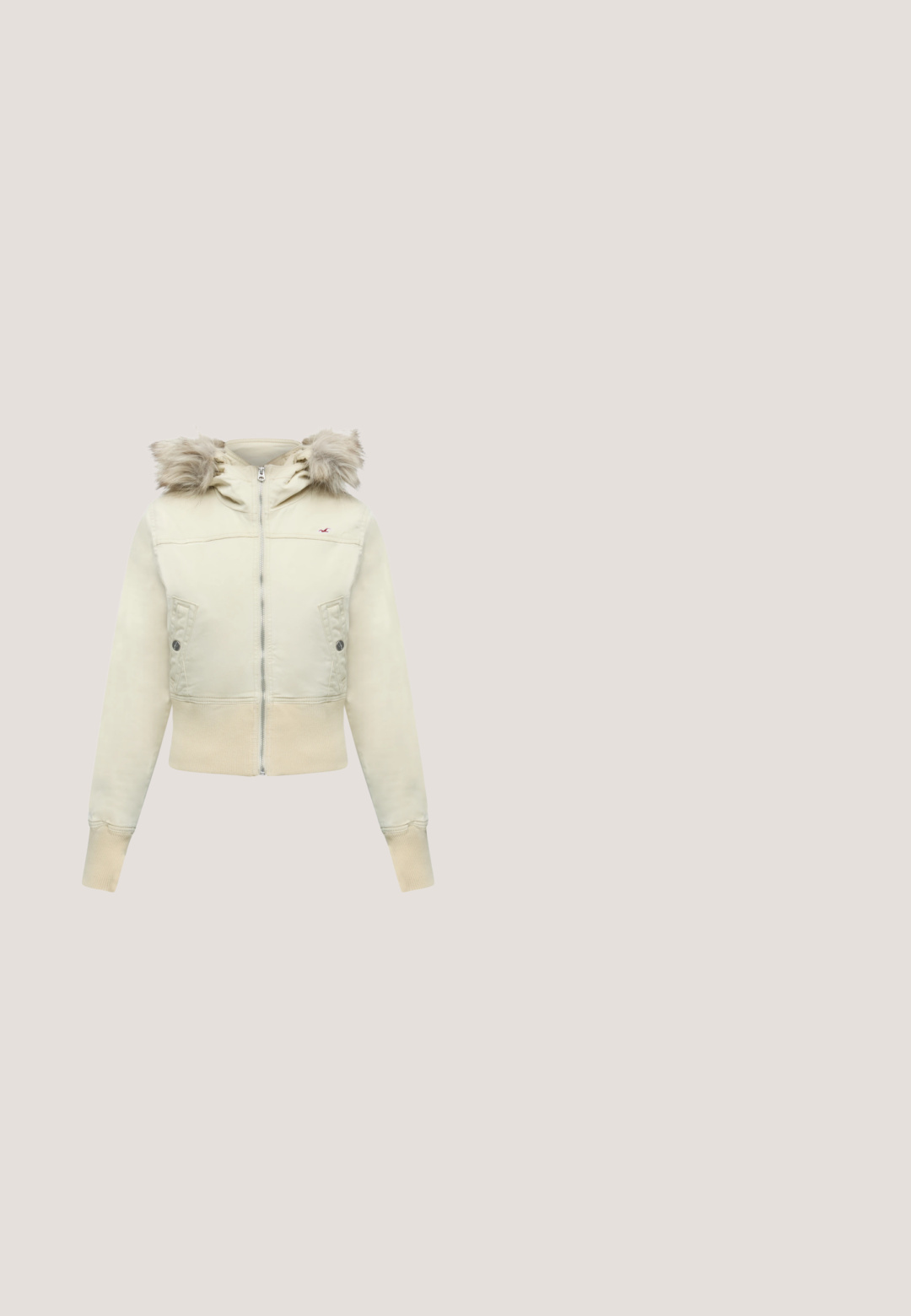 Chaqueta cremosa con cremallera, puños y bajo acanalados, bolsillos laterales con solapas de botón y capucha con ribete de pelo sintético marrón claro.; Camiseta blanca corta con gráfico de corazón rosa y chile, y texto "Chica Caliente" centrado en el pecho.; Jeans de mezclilla azul claro, diseño bootcut, estilo de cinco bolsillos, detalles desgastados, cierre de cremallera y botón, acentos de costura sutil, cintura media.; Zapatilla blanca con cordones negros, acentos de estampado de leopardo formando un patrón en zigzag y una suela de goma marrón claro. El nombre de la marca aparece en el talón.; Bolso bandolera marrón y beige con patrón de cuadros y logo repetido de "SM", forma rectangular y hebilla cuadrada dorada en la solapa frontal.; Pulsera de oro con un colgante en forma de corazón texturizado y una etiqueta triangular. La cadena es delicada y cuenta con un cierre de langosta para un cierre seguro.