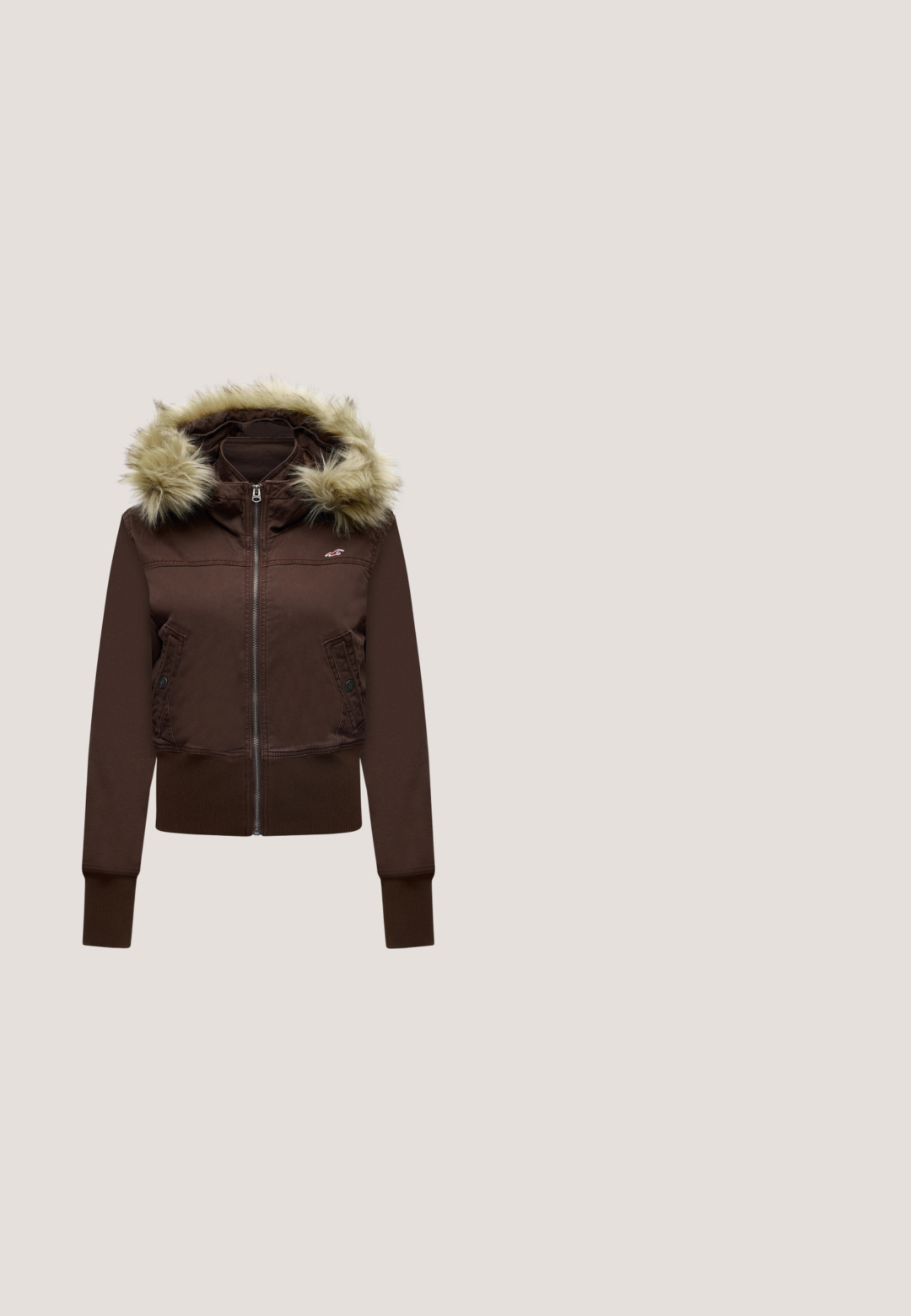 Hnedá bunda na zips s kapucňou s kožušinou, dvoma prednými vreckami na gombíky, rebrovanými manžetami a malým logom na hrudi.; Tmavo šedý pletený kardigán s dlhým rukávom, okrúhlym výstrihom a jedným gombíkom na zapínanie na vrchu.; Hnedé voľné tričko s veľkou farebnou grafikou motýľa, nad ním text "WAVES" a pod ním text "Stadium Tour live concert" na prednej strane.; Tmavomodré rozšírené džínsy vyrobené z denimu, so zvýšeným pásom, jedným predným gombíkom a jemným vyblednutím pozdĺž nôh.; Hnedé a ružové platformové tenisky vyrobené z semišu a kože. Majú biele šnúrky, vlnový dizajn a textúrovanú gumenú podrážku.; Čierna kožená kabelka cez rameno s detailom prackového popruhu, zaoblenými okrajmi a kontrastným bielym prešívaním na jednoduchom pozadí.