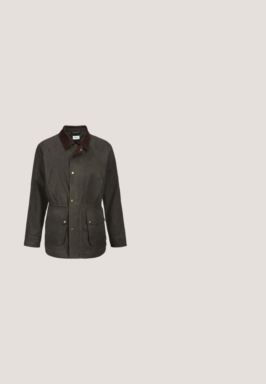 Dunkelgrüne Jacke aus gewachster Baumwolle mit braunem Cordkragen, Frontreißverschluss und Druckknöpfen, zwei Klappentaschen und schrägen Brusttaschen.; Hellbrauner langärmeliger Strickpullover mit geripptem Kragen, Bündchen und Saum, vor weißem Hintergrund dargestellt.; Herrenshirt mit kurzen Ärmeln in Braun, Polohemd mit zwei Knöpfen, Kragen und kleinem "Brax"-Logo auf der Brust.; Meyer Chino - oliv; Braune Wildleder-Stiefeletten mit runder Zehenform, minimalen Nähten und einer strukturierten, klobigen Gummisohle. Mit Schnürdesign und Fersenlasche.; Braune Leder-Kulturtasche mit seitlichem Griff und Reißverschluss, vor weißem Hintergrund.