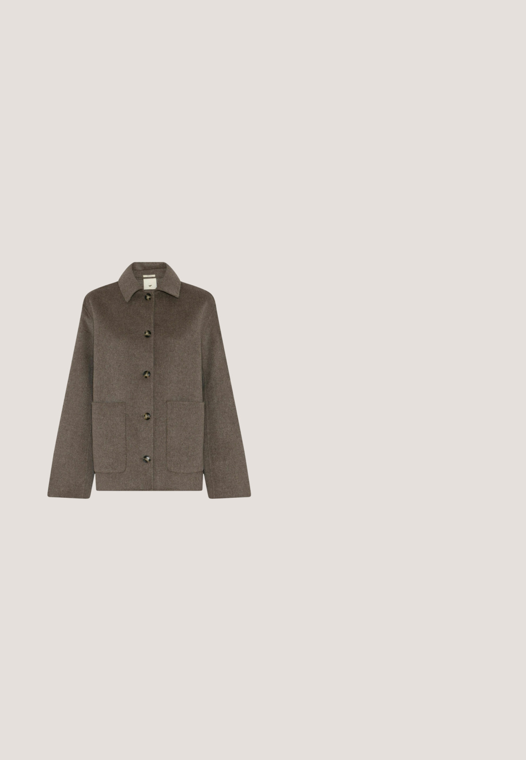 Veste en laine marron à boutons, col et deux poches plaquées à l’avant, présentée sur fond blanc.; Cardigan en laine gris, avec un col rond, présentant un motif texturé, six boutons noirs sur le devant et des manches courtes.; T-shirt gris clair à manches longues avec col roulé, coupe ajustée et texture de tissu lisse sur fond blanc.; Pantalons larges en un motif de chevrons gris clair. Ils disposent d'une taille élastique et d'une coupe décontractée. Le matériau semble texturé.; Botte cheville en suède beige avec un bord tressé crème texturé le long de l'ouverture et une semelle en caoutchouc. Doublure douce visible en haut.; Sac à épaule en cuir gris texturé avec un dessus incurvé et une longue sangle unique pour le porter.