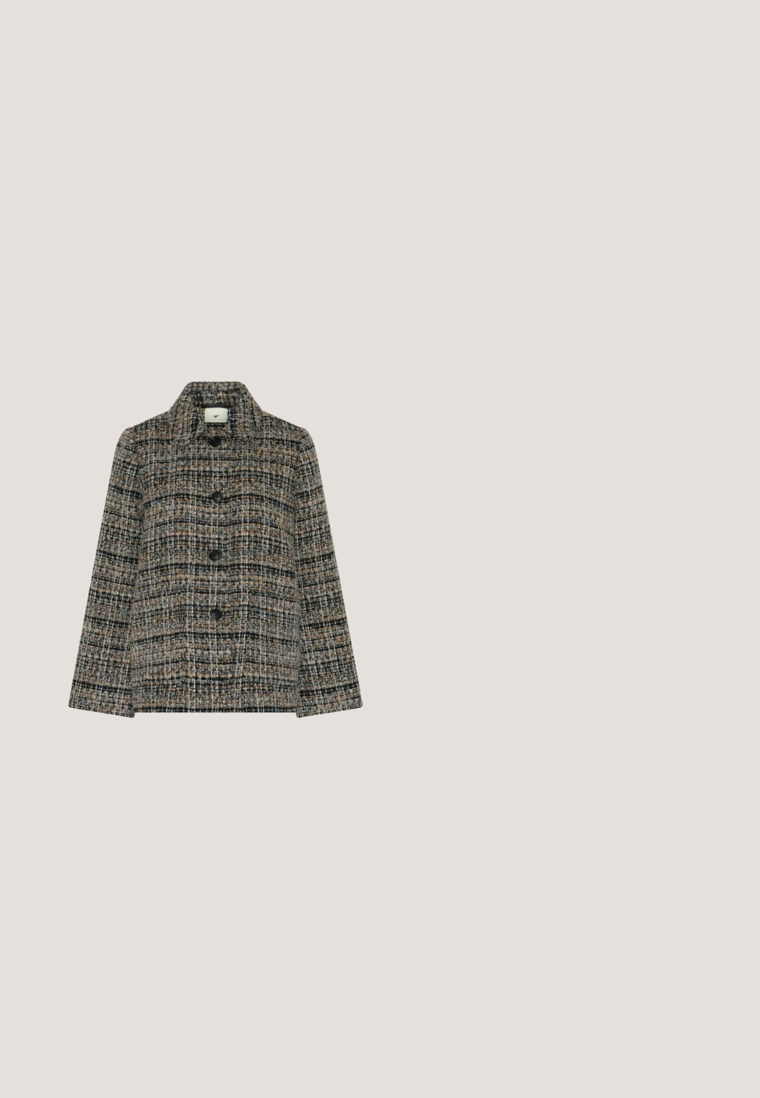 Veste courte boutonnée avec un motif à carreaux texturé dans des tons noirs, gris et beige, avec un petit col et des manches longues.; Cardigan marron foncé avec un motif de tricot texturé et de petits détails découpés, un col rond et six boutons sur le devant.; T-shirt blanc à manches courtes avec un col rond, fabriqué en tissu en coton doux. Présente une texture lisse et un design minimaliste.; Pantalon gris foncé à jambes droites avec une taille, des passants pour ceinture et une fermeture éclair devant.; Bottine marron foncé à bout pointu, petit talon kitten bas, et empeigne lisse texturée, vue de profil sur fond blanc.; Sac bandoulière en cuir marron foncé avec poche avant et fermeture à verrou doré, forme rectangulaire et détails de coutures visibles.