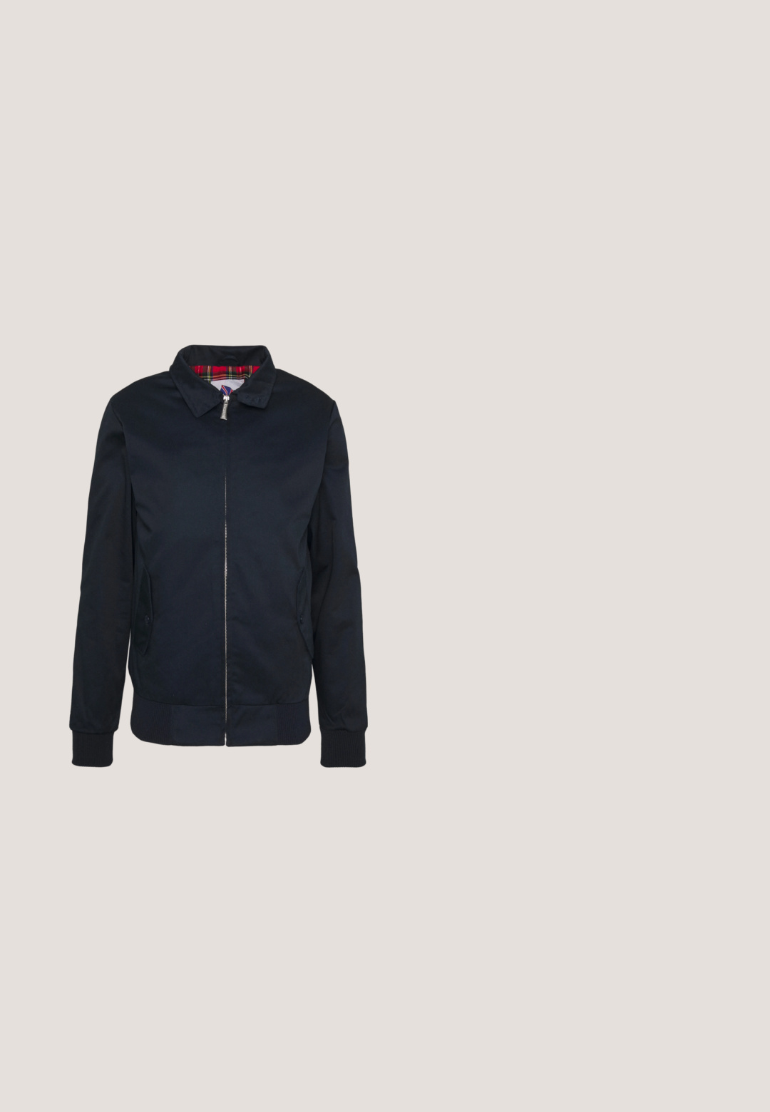 Chaqueta bomber negra con cierre de cremallera, puños y dobladillo acanalados, que presenta un forro de cuadros rojos en el interior. Tejido suave con bolsillos laterales.; Camisa de manga corta abotonada en blanco con finas rayas verticales grises, que presenta un cuello estándar y una textura de algodón suave.; Pantalones cortos negros hasta la rodilla con trabillas para cinturón y bolsillos frontales, hechos de tela resistente, mostrados sobre un fondo blanco.; Zapato negro de cuero con cordones flotando sobre alfombra beige texturizada, con mesa redonda de madera y libros apilados en un fondo suavemente desenfocado.; Corbata negra estrecha con un patrón texturizado de estrías diagonales. Presenta una punta puntiaguda y un acabado suave. Adecuada para vestimenta formal.; Cinturón elástico negro con una hebilla rectangular negra mate, con un acabado texturizado. Diseño simple, versátil para diversos atuendos.