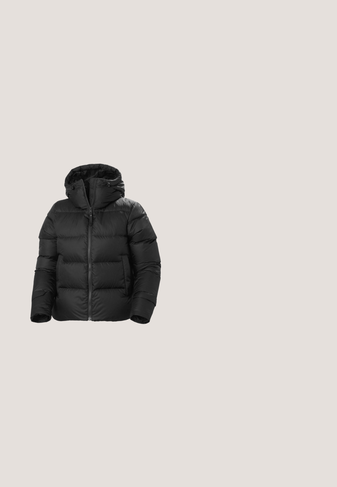 Chaqueta de plumas negra con capucha, con cierre de cremallera en la parte delantera, diseño acolchado y puños elásticos. Diseñada para proporcionar calor con secciones acolchadas.; Sudadera de polar negra con cuello alto, cremallera hasta el cuarto, bolsillo delantero y costuras de contraste. Presenta el logotipo de The North Face en el pecho.; The North Face W EASY L/S CREW NECK - Camiseta de manga larga - tnf black; Pantalones impermeables negros con un diseño de pierna recta, cintura alta con cierre de botón y bolsillos laterales para mayor funcionalidad.; Botas altas negras de lona con suela de goma. Cuentan con un cuello acolchado, paneles laterales texturizados y suela de contraste marrón.; Gafas de sol negras de plástico con un diseño elegante y curvado, y lentes polarizadas oscuros. Presentan bordes suaves y sin detalles de hardware visibles.