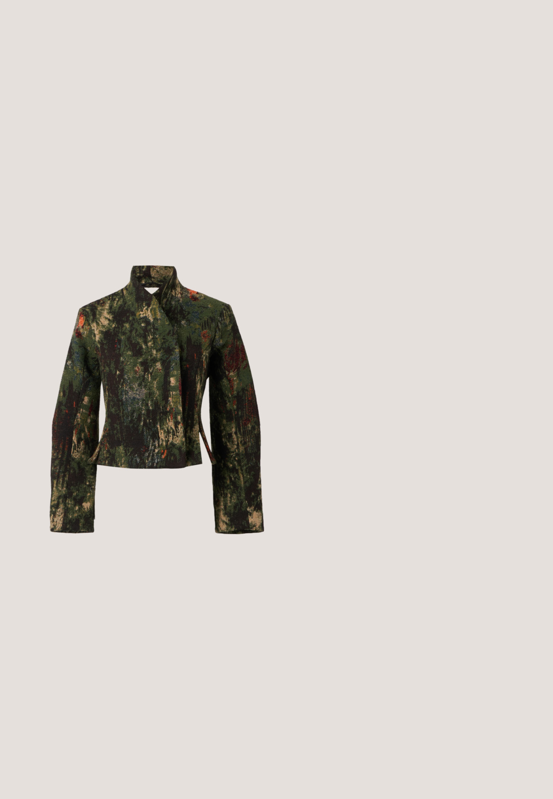 Veste courte femme avec col montant, manches longues et motif abstrait type camouflage en tons verts, noirs, beiges et rouges.; Haut en maille sans manches avec col montant en dégradé vert et bleu, présentant un motif de rayures ondulées verticales et des bords côtelés.; Pantalons à jambe large en tissu léger, avec un motif dégradé de violet et de lavande avec une texture subtile. Taille fermée par un bouton.; Bottine noire et rouge foncé brillante avec talon épais géométrique et bout carré, présentée sur un fond clair uni.; Sac à main en cuir noir avec motif tissé large et une seule bandoulière, forme rectangulaire, présenté sur un fond clair uni.; Bague dorée au ton or avec un design irrégulier et ondulé. Présente une surface texturée et des épaisseurs variées, ressemblant à des formes organiques.