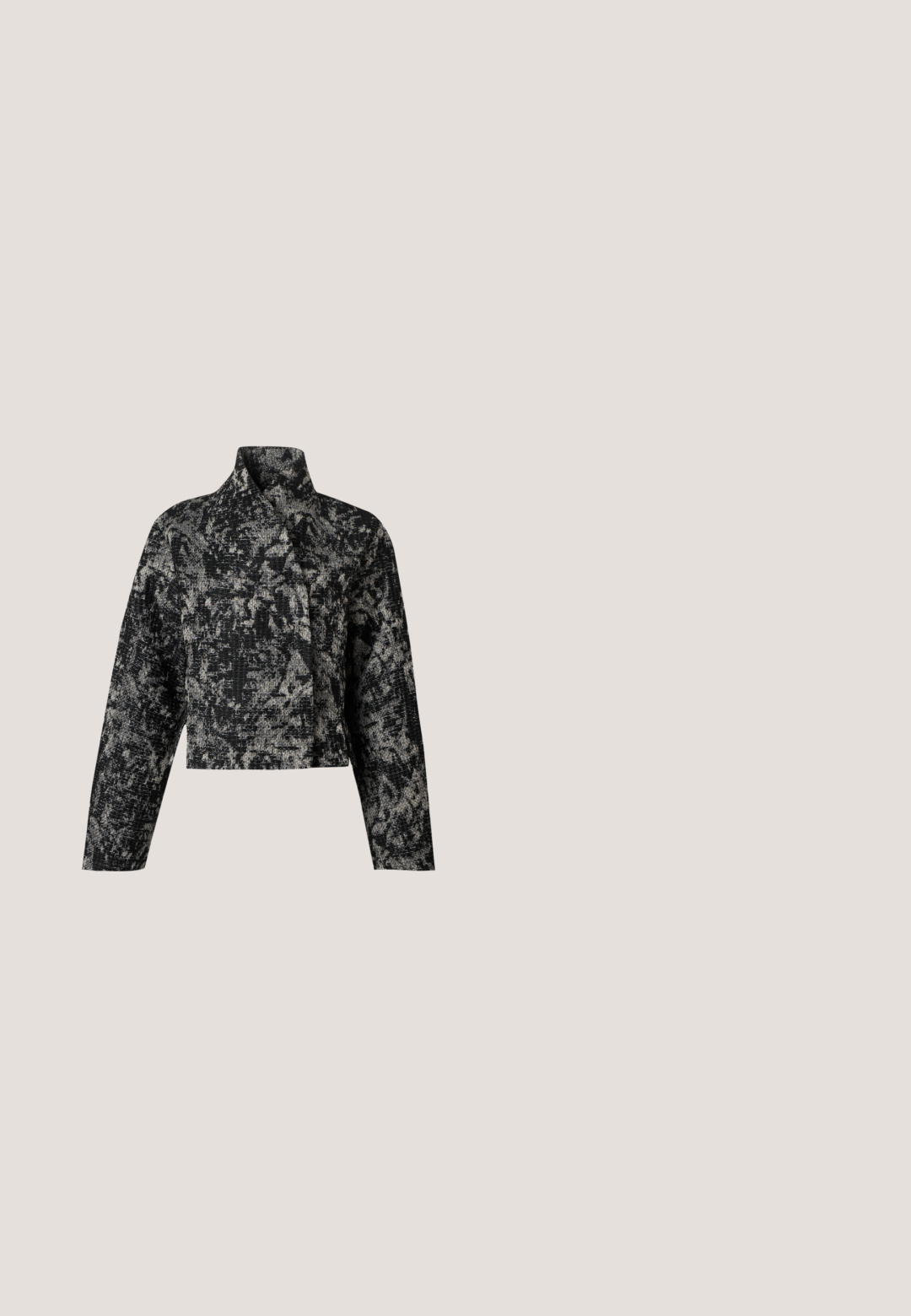 Veste courte texturée noire et grise à manches longues avec un col montant et un motif abstrait, présentée sur un fond gris uni.; Robe noire sans manches en maille avec un col rond et un motif ajouré, longueur genou avec bords festonnés.; Bottes noires jusqu'au genou en cuir lisse avec un accent de boucle. Semelle épaisse en caoutchouc avec un design de semelle robuste pour une meilleure traction.; Lunettes de soleil noires œil de chat avec des verres foncés et des branches fines ornées d'un accent doré, reposant sur une surface blanche.; Sac hobo tissé noir avec une structure souple et une poignée intégrée, présenté sur un fond clair uni.; Paire de boucles d'oreilles en métal argenté en forme de lettre M angulaire avec des tiges arrondies sur fond blanc.