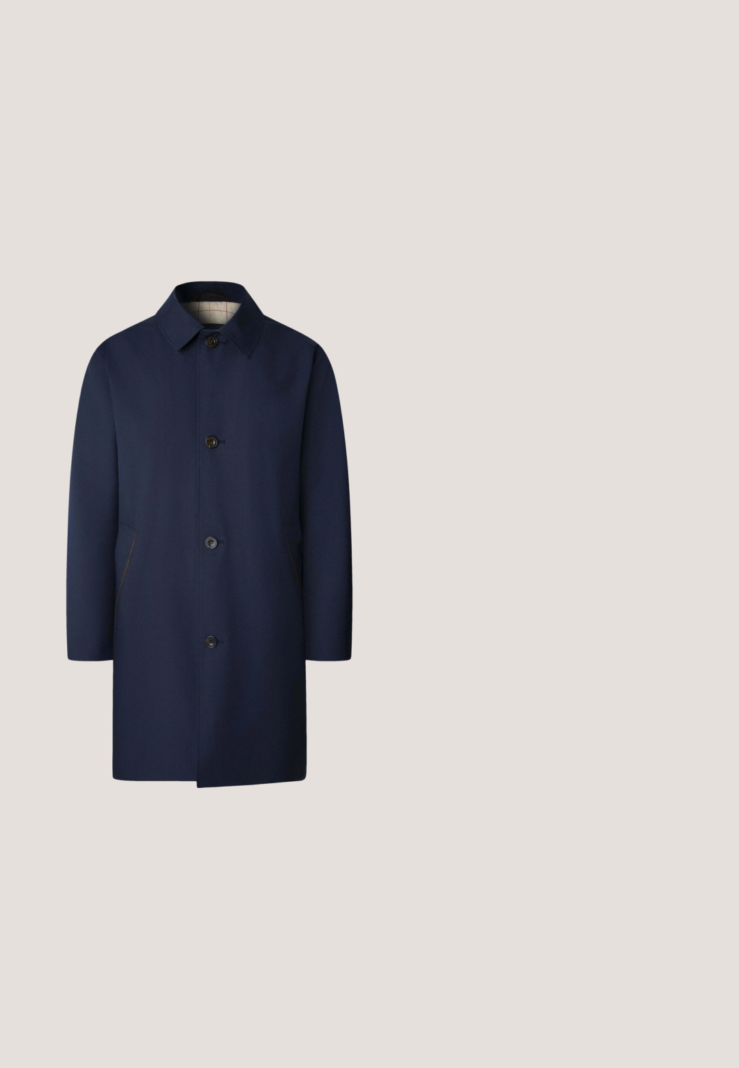 Marine uldblandingsfrakke med spids krave, en-knap design, fem knapper, to skrå sidelommer og en tekstureret indvending foring.; Mørkeblå strikket sweater fremstillet af tekstureret stof, med rund halsudskæring og lange ærmer med et rutenetmønster.; Mørkeblå T-shirt med korte ærmer og rund halsudskæring, med opkrøllede ærmekanter og en beige etiket indeni kraven.; Mørkeblå lige denim jeans med foran knap- og lynlåslukning, bælteholdere og forlommer.; Marineblå ruskinds Chelsea-støvle med sort elastisk sidepanel, træksløjfe med rød, hvid og blå stribe, og flad gummisål.; Rektangulær rejsetaske i marineblå med to korte håndtag og en justerbar skulderrem, sat mod en hvid baggrund.