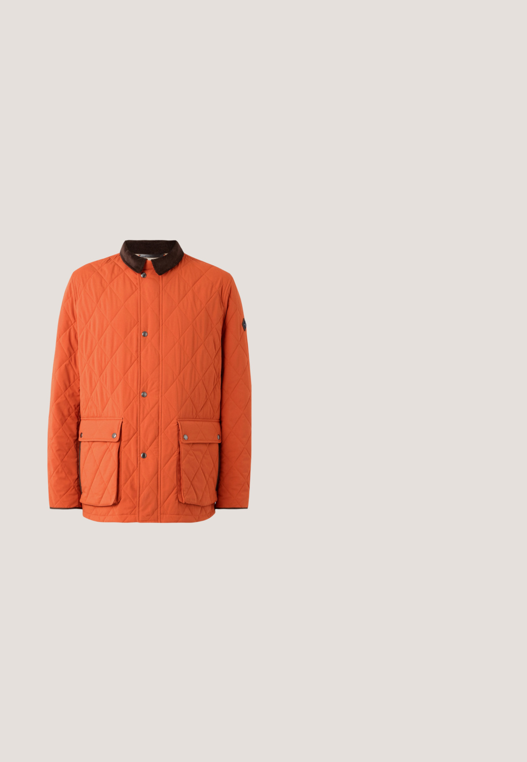Chaqueta acolchada naranja con un cuello de pana marrón, dos bolsillos delanteros con solapa, cierres a presión y un patrón de diamantes texturizado.; Sudadera verde oliva de cuello redondo con mangas largas y logo "BOSS" centrado en el pecho.; Camiseta de manga corta beige con cuello alto y redondo y texto "BOSS" impreso en la parte delantera del cuello.; Vaqueros de mezclilla azul claro con corte recto, que cuentan con cinco bolsillos, un cierre de botón y un ligero desvanecimiento en los muslos y el dobladillo.; Botín de ante color marrón claro con punta redondeada, cordones en la parte frontal y cordones con patrón. Presenta un cuello texturizado y suela de goma negra con grabado.; Bolso cruzado de ante marrón con superficie texturizada, forma rectangular, detalle de logotipo en el frente y correa ajustable de tela. Accesorios de metal plateado.