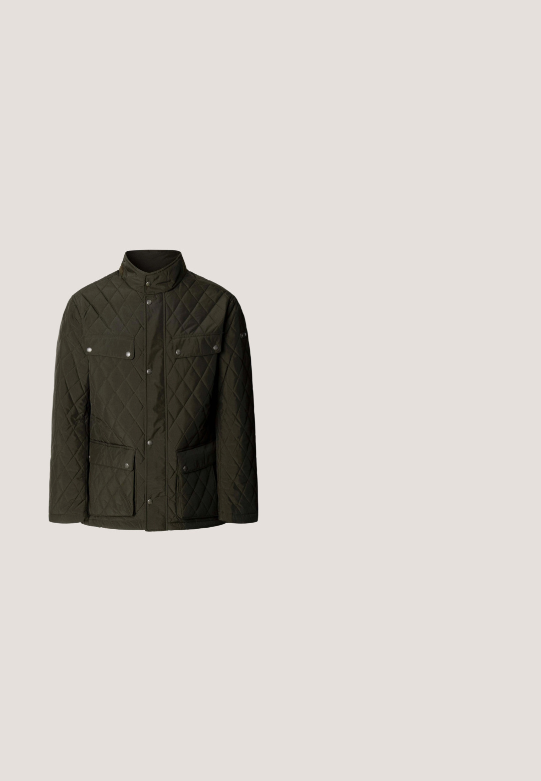 Veste verte matelassée avec un col haut, des boutons-pression et deux poches avant à rabat. Fabriquée en tissu texturé et léger.; Pull gris en tissu doux avec un col rond. Manches et ourlet côtelés, avec une texture lisse et un design simple.; T-shirt blanc à manches longues en coton, avec un col rond, texture douce et un logo discret sur la poitrine. Design simple et classique.; Jean denim noir à jambe droite avec fermeture avant par bouton et fermeture éclair, passants pour ceinture et design à cinq poches.; Bottines en cuir suédé noir avec un bout arrondi, un système de laçage et une semelle en caoutchouc texturée. Équipées d'une fermeture éclair latérale discrète pour un enfilage facile.; Sac bandoulière en cuir noir avec sangle réglable, fermeture à rabat, logo embossé "VENEZIA" sur le devant et une étiquette en cuir suspendue.