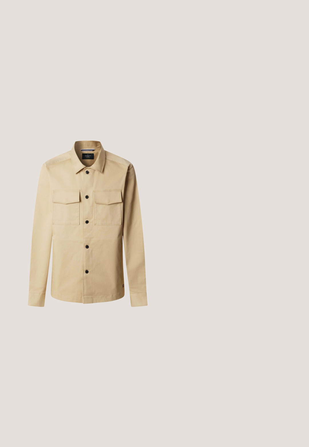 Beige langärmlige Hemdjacke mit schwarzen Knöpfen und zwei Vorderklappentaschen, dargestellt auf weißem Hintergrund.; Hellgelbes kurzärmliges Poloshirt mit Kragen, drei Knöpfen und "Hackett"-Logo auf der linken Brust.; Beige Cargo-Shorts mit elastischem Bund, Kordelzug und zwei seitlichen Taschen, mit glatter Textur und minimalen Nähten.; Braune Lederflip-Flops mit einem strukturierten Riemen, einer gepolsterten Innensohle und einer schwarzen Gummisohle. Seitenansicht, die das schlanke Design hervorhebt.; Braune rechteckige Sonnenbrille mit Verlaufs-Gläsern und strukturierten, holzmaserungsähnlichen Bügeln vor weißem Hintergrund.; Große beiger Canvas-Shopper mit orangefarbenem Boden, beigen Griffen, Vordertasche und kleinen aufgestickten Initialen an der Taschecke.