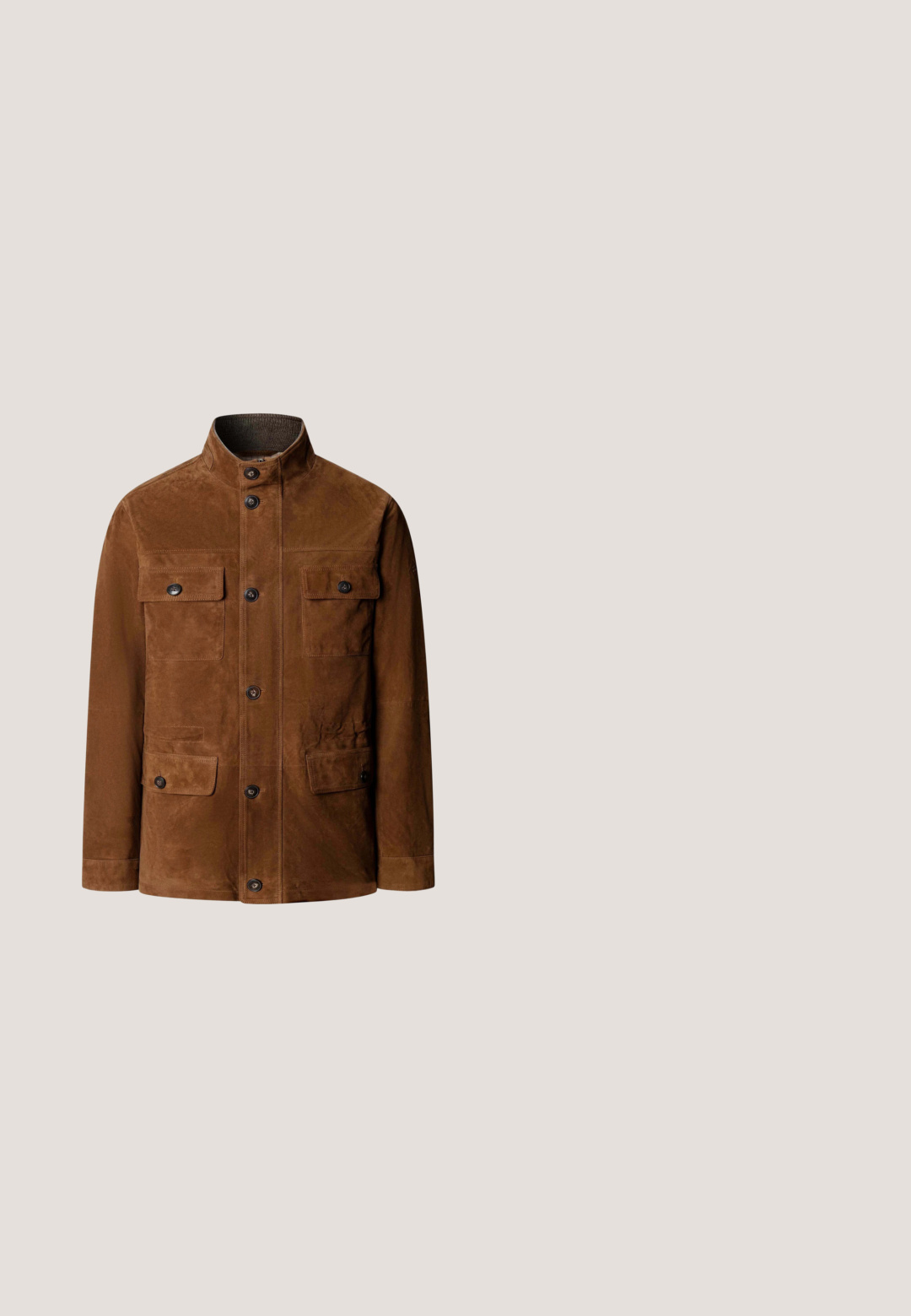 Chaqueta de ante marrón con cuello de pie, cierre frontal con botones y cuatro bolsillos con solapa y botón, mostrada desde el frente sobre fondo blanco.; Camisa de mezclilla azul claro descolorida de manga larga con cuello, cierre de botones en la parte delantera y dos bolsillos en el pecho con solapa de botones.; Vaqueros de denim con un lavado azul medio, corte recto, diseño clásico de cinco bolsillos y un ligero desgaste en los muslos para mayor textura.; Bota de tobillo de cuero marrón con un acabado suave, paneles laterales elásticos, puntera redonda, costuras decorativas y un tacón bajo y cuadrado.; Bufanda burdeos hecha de tela ligera, con patrones de paisley blancos y un borde decorativo. Forma triangular con una etiqueta.; Cinturón de cuero marrón con patrón floral en relieve, hebilla plateada grabada con "Superdry" y adornos de tachuelas turquesa y plateadas.