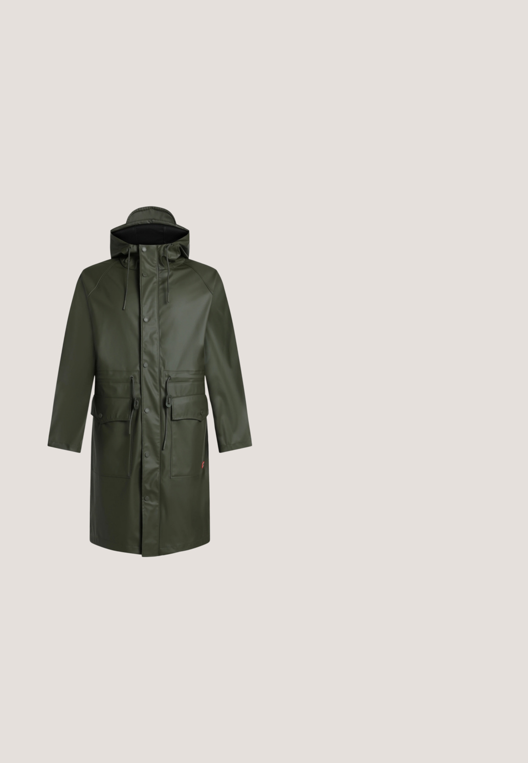Long imperméable vert olive avec capuche, boutons-pression à l'avant, cordons de serrage réglables et deux grandes poches avant à rabats.; Sweat à capuche court gris foncé avec manches longues, capuche avant réglable par cordon et petit texte graphique violet sur la poitrine.; T-shirt noir à manches courtes avec texte blanc en cursive "Vertère Berlin" centré sur la poitrine.; Jean denim beige taille haute à jambes larges avec poches avant et passants de ceinture, présenté sur un fond clair uni.; Bottine en cuir noir avec une surface texturée, bout rond, œillets métalliques pour les lacets, et une semelle en caoutchouc épaisse. Détail avec col en polaire.; Sac à bandoulière noir en nylon avec un design plat, une sangle ajustable et une poche zippée à l'avant. Il présente une texture lisse et un style minimaliste.