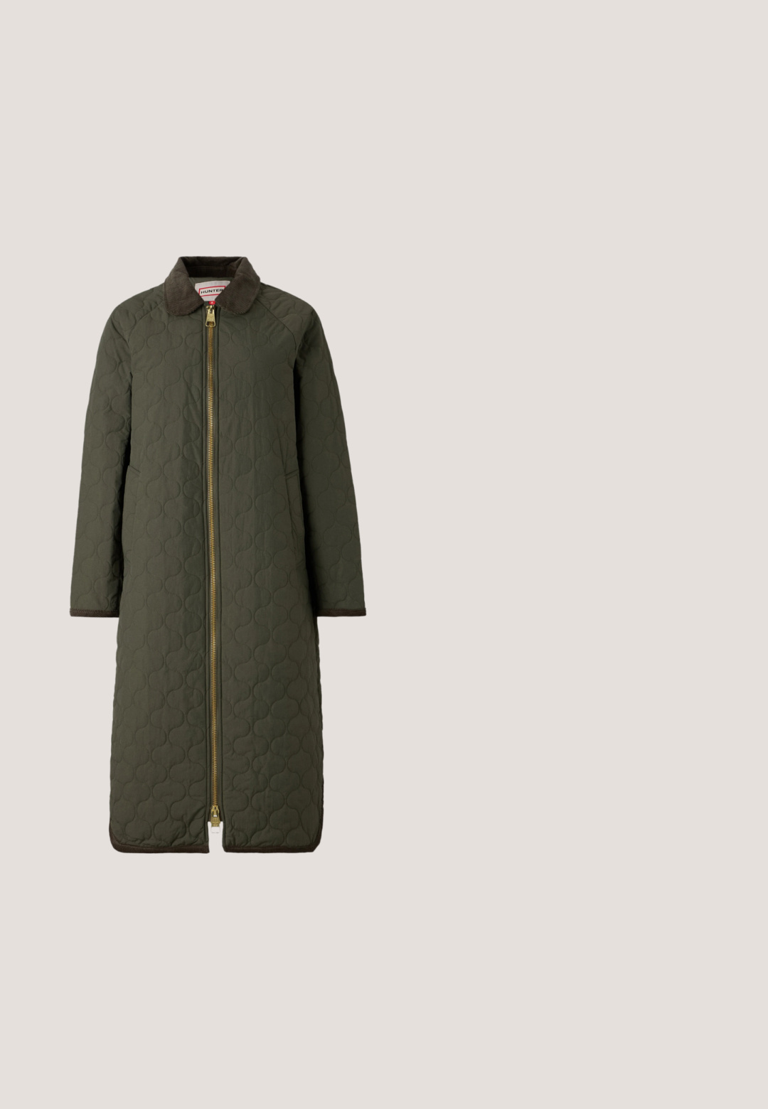 Hunter ORIGINAL FIONN - Talvitakki - dark olive; Harmaa neule, jossa on korkea kaulus ja neljännesvetoketju. Valmistettu pehmeästä, tekstuurista materiaalista, ja siinä on pitkät hihat sekä istuva helma.; Beige cargo-housut, jotka on valmistettu puuvillasta. Niissä on korkea vyötärö, leveät lahkeet, kaksi sivutaskua ja kaksi suurta cargo-taskua reiden kohdalla.; Musta mokka nilkkuri, jossa on terävä kärki, keskipitkä varsi ja paksu korko. Ominaisuuksia ovat vähäinen ompelu ja sileä pinta.; Musta nahkainen olkalaukku, jossa on kaksi olkahihnaa ja kullanvärinen "BOSS"-logo lähellä yläreunaa keskitettynä.; Mustakuvioiset hartsikorvakorut kiiltävällä pinnalla ja hopeanvärisillä yksityiskohdilla. Pyöreä muoto, jossa on aukko ja tappi takana.