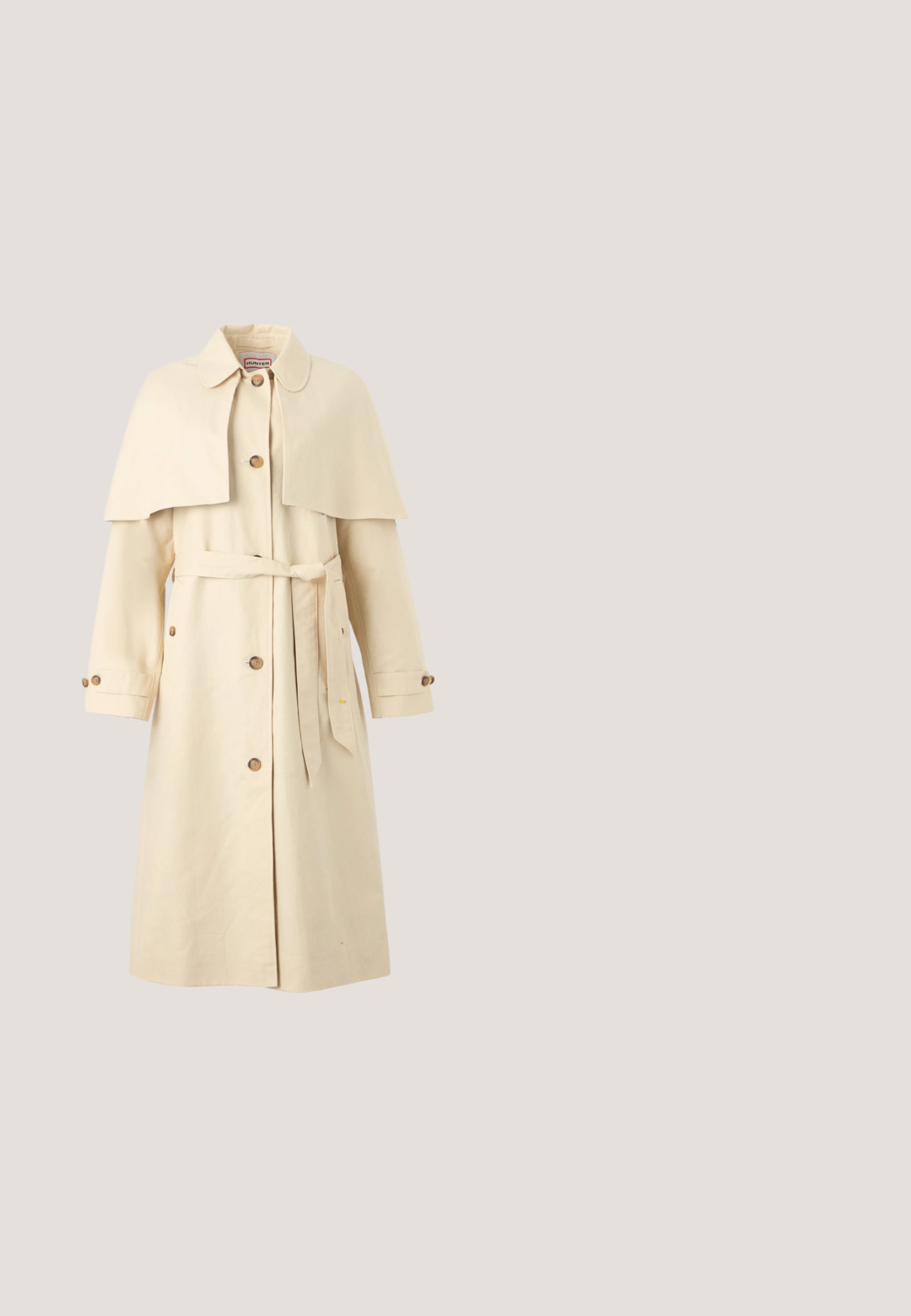 Trench-coat beige en tissu lisse, avec un surcapot, une ceinture et des fermetures à boutons. Le design comprend de gros boutons et un col classique.; Pull à manches longues de couleur brun clair, avec un ourlet et des poignets côtelés, portant un petit logo blanc sur la poitrine. Texture douce et lisse.; Chemise boutonnée bleu clair avec des rayures verticales blanches et dorées, manches longues, une poche poitrine et un petit logo de marque au col.; Pantalon beige à jambe droite avec passants pour ceinture, pli avant et fermeture dissimulée, présenté sur un fond clair.; Mocassins en cuir marron avec une finition brillante, présentant un design sans couture, une semelle en caoutchouc noir et un léger détail de couture à l'avant.; Sac à main rectangulaire en daim marron avec de longues poignées en cuir et un porte-clés doré à logo Michael Kors suspendu à une poignée.
