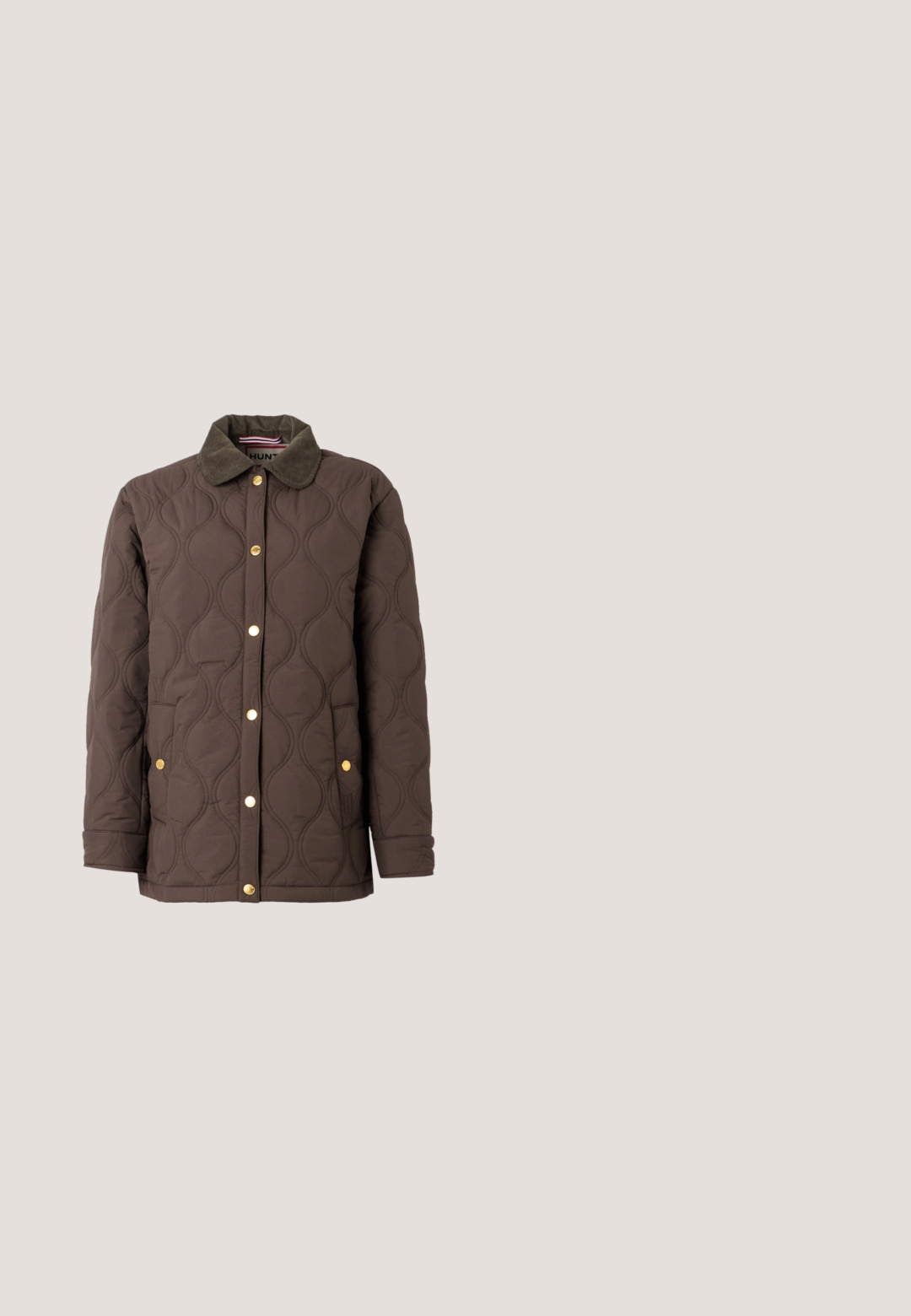 Brun quiltet jakke med kordfløjlskrave, gyldne trykknapper og to forlommer. Har et bølget mønster på stoffet.; Lys grå strik cardigan med åben front, drop skuldre og ribbede manchetter. Blød tekstur med et subtilt meleret mønster.; Kremfarvet, kortærmet, strikket sweater med rund hals og tekstureret mønster, mærket Saint, isoleret på hvid baggrund.; Beige bomuldsbukser med lige ben, der har en knaplukning, forlommer og synlige stikninger.; Beige lavtoph sneakers med en blank finish, der har en tekstureret gummisål, rund tå og seks øje for snørebånd.; Brun læderrektangulær håndtaske med top håndtag, frontklap, bredt centralt bånd, hvide syninger og aftagelig skulderrem på hvid baggrund.