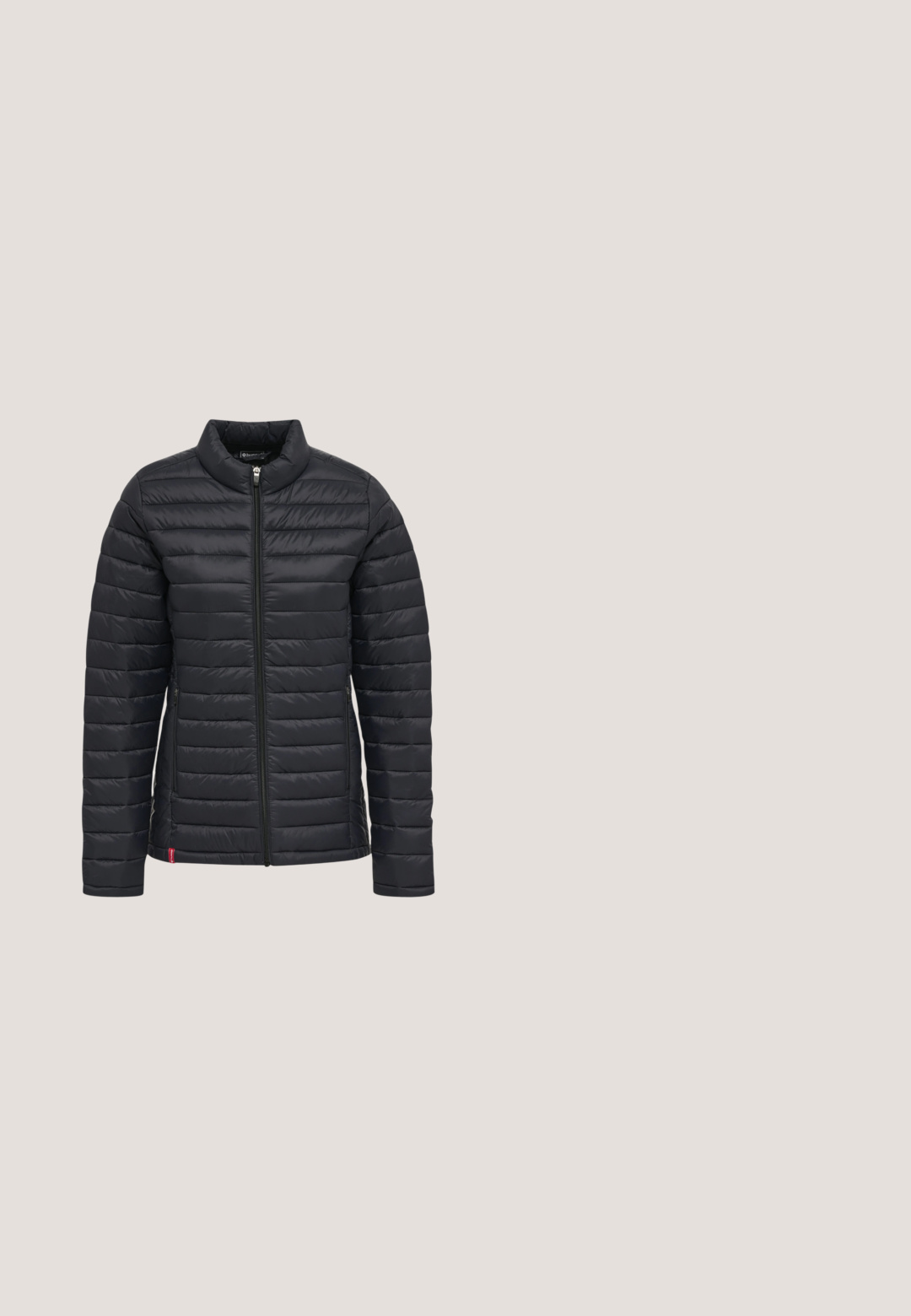 Zwarte pufferjack met een hoge kraag, voorzien van horizontale quiltpatronen, een ritssluiting aan de voorkant en ritszakken aan de zijkanten. Lichtgewicht materiaal.; Zwarte sweatshirt met lange mouwen van een katoenmix. Heeft een geribde ronde hals en manchetten, en een klein logo op de borst en mouw.; Witte V-hals T-shirt met korte mouwen, gemaakt van een katoenmengsel, met een zwart logo aan de linker bovenkant. Soepele textuur en reguliere pasvorm.; Zwarte sweatpants van katoen, voorzien van een trekkoord in de taille, taps toelopende pijpen en een wit logo aan één zijde. Gladde textuur.; Zwarte sportschoenen met een gestructureerde bovenkant, ronde neus en een gevoerde zool. Voorzien van vetersluiting en een treklus bij de hiel voor gemakkelijke aan- en uittrekking.; Zwarte gewatteerde tote bag met twee stevige handvatten, voorzien van een voorvak en een gladde textuur. Logo zichtbaar aan de voorkant.