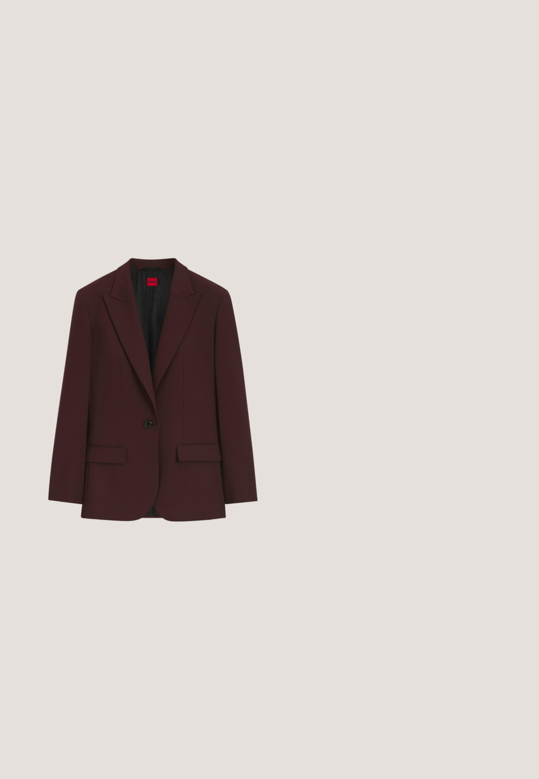 Mørk burgundy enkeltknappet blazer med notched revers og to forlommer med klap, vist fladt på en hvid baggrund.; Langærmet, mørkebrun bluse med indsnævret halsudskæring og skjulte knapper foran, lavet af glat stof.; Bordeaux læderblyantnederdel med en glat tekstur, der har frontfald og en skjult lynlås bagpå til lukning.; Sort og mørkebrun læder- og ruskinds-slingback højhælet sko med spids tå og slank stilethæl på hvid baggrund.; Bordeaux læderhåndtaske med en tekstureret overflade, to korte håndtag og en aftagelig skulderrem med en sølvfarvet lynlåsdetaile.; Calvin Klein SPIRAL - Armbånd - gold-coloured