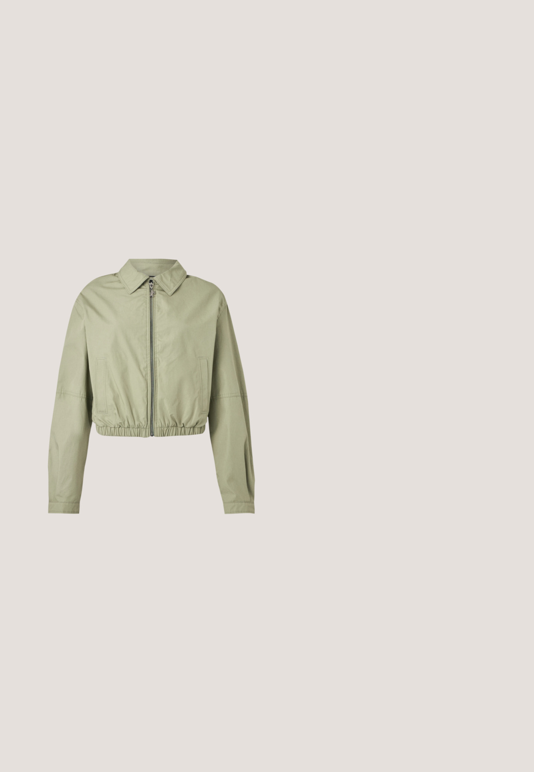 Hellgrüne, kurze Jacke mit langen Ärmeln, spitzem Kragen, Frontreißverschluss, seitlichen Taschen und elastischem, gerafftem Taillenbund vor weißem Hintergrund.; Hellgraues Kurzarm-Strick-Top mit rundem Hals und großem weißem und schwarzem Calvin Klein-Logo auf der Vorderseite.; Langärmlige grüne und braune Tarn-Cord-Jacke mit Kragen, Knopfleiste und zwei Brusttaschen mit Klappen.; Beige Leder-Sneaker mit runder Zehenpartie, weißer Plateausohle und braunen Schnürsenkeln. Verfügt über ein kleines Logo an der Seite. Minimalistisches Design.; Weiße rechteckige Calvin Klein Handtasche mit einem einzelnen Henkel, minimalistischem Design und dekorativen Quasten mit geometrischem Metallanhänger an der Seite.; Silberne hängende Ohrringe mit rechteckigen und runden klaren Kristallen in einer vertikalen Linie, gesichert durch Leverback-Verschlüsse.