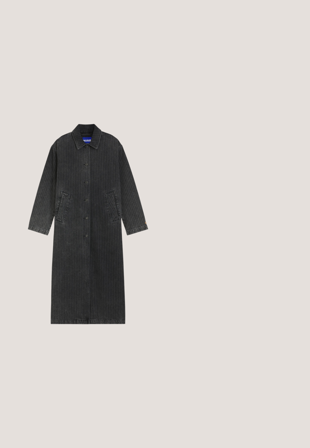Long manteau noir à fines rayures avec boutons, col et deux poches en biais, en tissu semblable au denim.; Pull en tricot marbré gris foncé avec manches longues, poignets côtelés, ourlet et col rond, présenté sur fond blanc.; Pantalon tissé gris clair avec une texture chinée subtile, présentant une coupe large et une ceinture plate, sans éléments métalliques visibles ni poches.; Bottine noire à bout pointu, en matériau texturé imitant les cheveux, avec un panneau latéral à nervures et un petit talon carré. Un design simple et moderne.; Sac à main en cuir noir avec une anse unique et une fermeture à boucle argentée sur un fond blanc.; Boucles d'oreilles en résine noire avec une finition brillante et des accents en métal argenté. Forme circulaire avec une découpe et une fermeture à tige.
