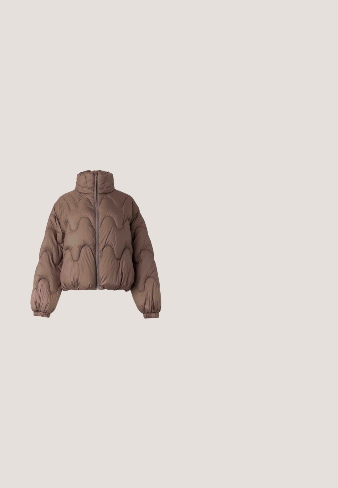 Brun quiltet dunjakke med høj krave, frontlynlås, elastiske ærmegab og bølgemønstret syning på ærmer og krop.; Beige strikket sweater med lange ærmer, rund halsudskæring, ribbede manchetter og kant, med lille hvid tekstlogo på forsiden.; Cremefarvede bukser med brede ben lavet af glat stof. Har en mellemhøj talje, lynlås i gulvet og to frontlommer med sorte hardware accenter.; Mørkebrun lærestøvle med blokhæl, spids snude og dekorativ rem med sølv firkantet spænde på neutral baggrund.; Mørkebrun lædertaske fra Calvin Klein med lange dobbelte håndtag og en lille logohængende ved det ene håndtag.; Par af skinnende guldfarvede hoop-øreringe med snoet, flettet design på en enkel hvid baggrund.