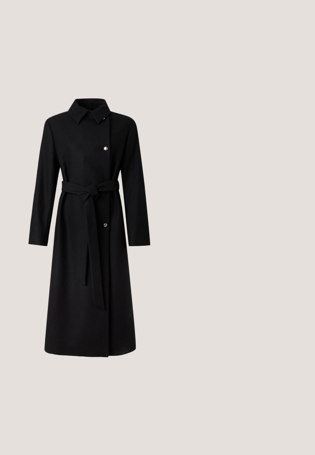 Lang sort frakke med krave, lange ærmer, to synlige sølvknapper og et knyttet bælte i taljen, vist på en ensfarvet lys baggrund.; Sort turtleneck sweater med lange ærmer, prydet med et lille hvidt hjerteemblem på brystet. Blødt stof og afslappet pasform.; Sort langærmet skjorte med knaplukning og spids krave samt et nitterdesign på den nedre forreste panel.; Sort læder højhælede pumps med spids tå, slankt design og en subtil guldlogo accent på hælen, der har en glat tekstur.; Sort rektangulær læder crossbody-taske med justerbar skulderrem, top lynlås og lille gyldent Calvin Klein-logo foran.; Guld hoops øreringe med en tekstureret skabelon prydet med rhinsten og et markant prongsats design. Glat finish, skinnende overflade.