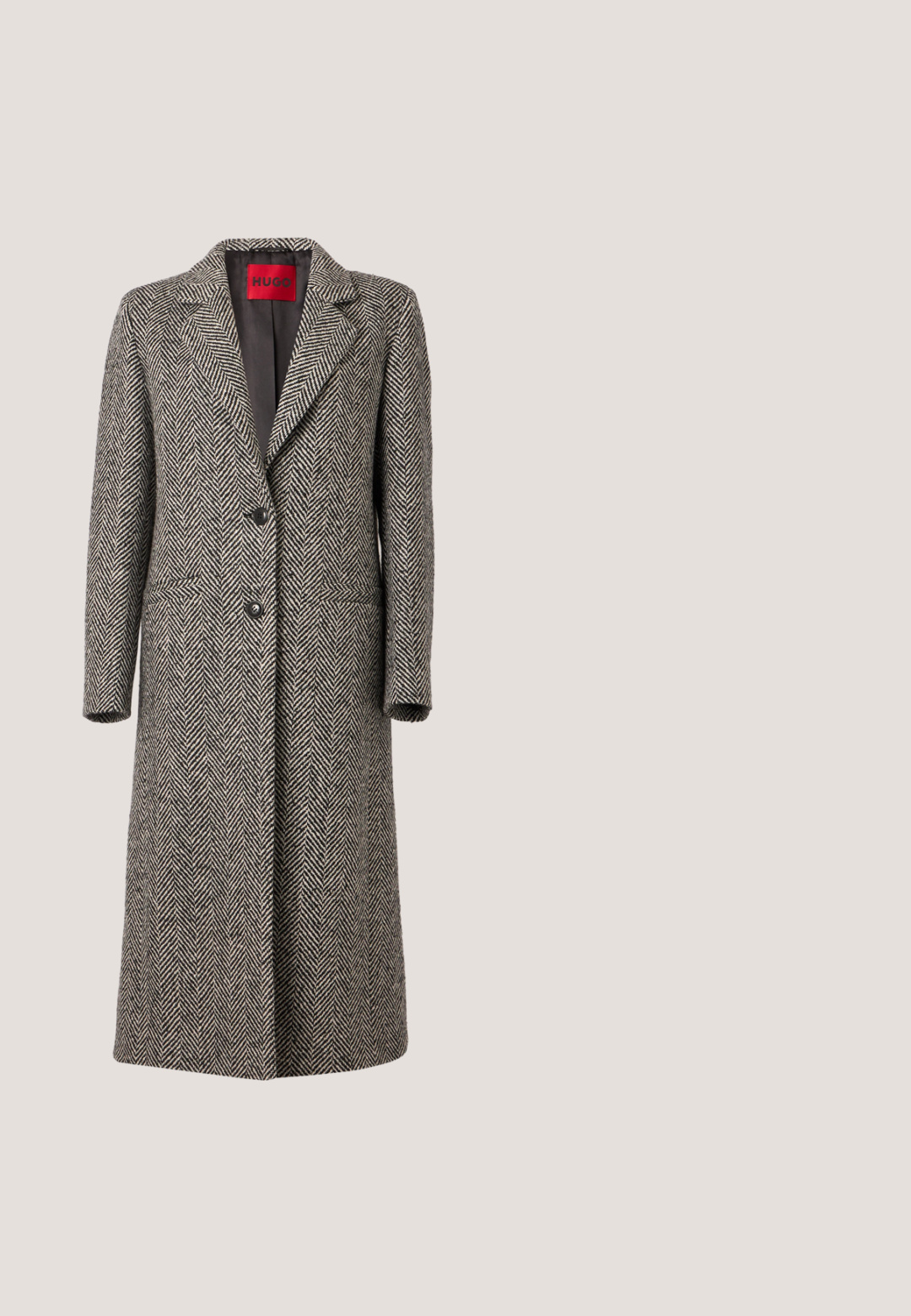 Long manteau en laine avec motif chevrons noir et blanc, deux boutons, col à revers en encoche et poches latérales, étiqueté Hugo à l'intérieur du col.; Pull en tricot vert foncé avec un col haut, des manches longues et une coupe décontractée. Son tissu texturé présente un aspect doux et légèrement duveteux.; Pantalon gris à jambes larges avec passants de ceinture et taille, présenté à plat sur un fond blanc uni.; Bottine en cuir vert olive avec un bout pointu et un talon carré de 4 cm ; texture lisse et design minimaliste avec une fermeture à glissière.; Sac à main en cuir marron foncé avec doubles poignées, bandoulière réglable et plaque logo dorée au centre avant.; Paire de boucles d'oreilles créoles en bouclettes dorées brillantes sur fond blanc uni, présentant un design torsadé entrelacé.