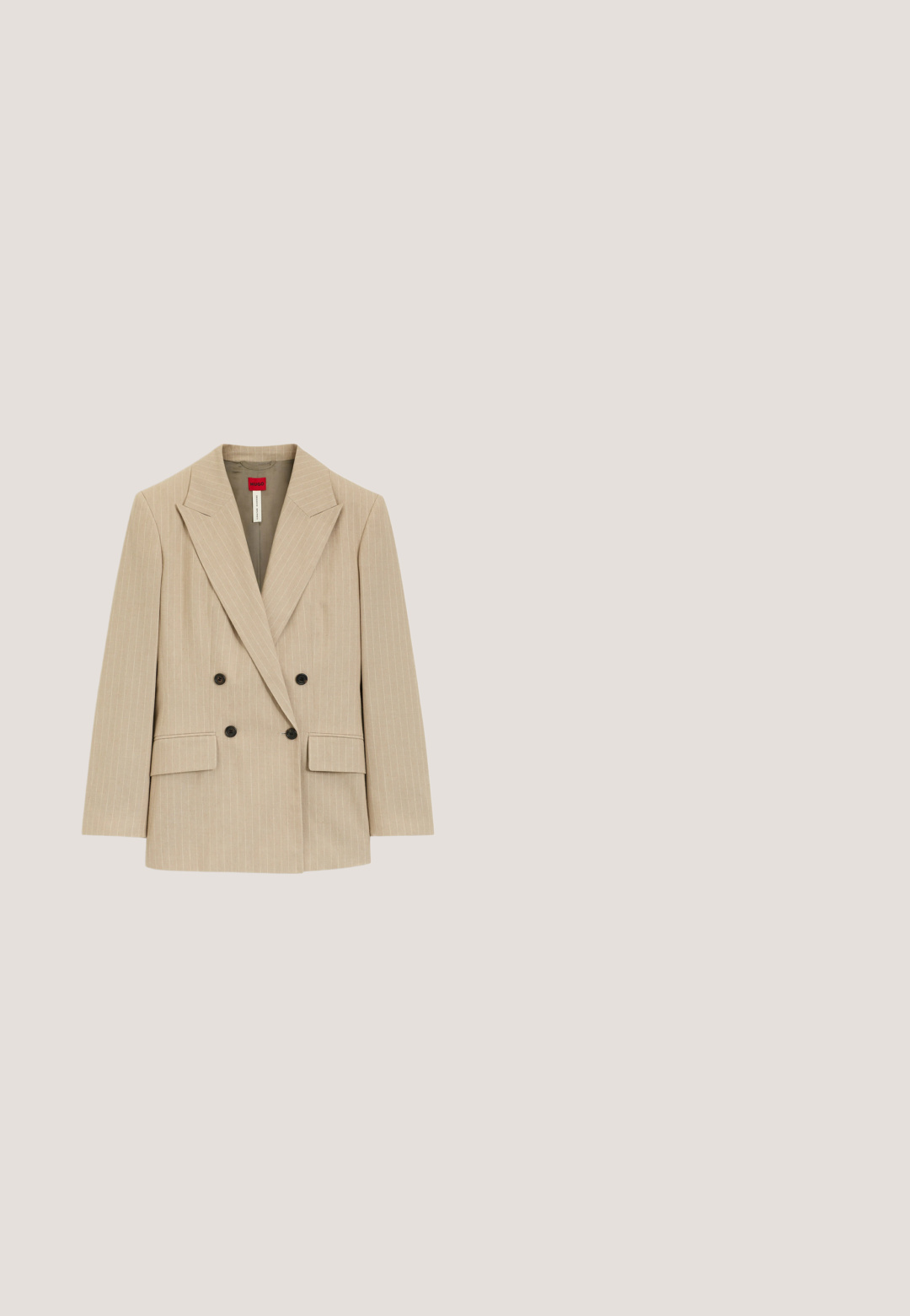 Beige dobbeltradet blazer med tynde hvide nålestriber, brede revers, fire sorte knapper og klaplommer på hver side.; Hvid linned skjorte med knapper, spidse kraver, lange ærmer og knaplukninger. Har en afslappet pasform og en glat tekstur.; Beige skrædderbukser med lige snit, der har læg, en taljeværdig og en glat tekstur. Ingen synlige lommer eller udsmykninger.; Beige høje hæle med spids tå og lille gyldent emblem, placeret opret på reflekterende overflade nær metal arkivholder.; Lille cremefarvet skuldertaske i læder med tynd sort rem, guldfarvet lynlås og lille gyldent BOSS-logo foran.; Guldtonet justerbart kædearmbånd med små runde krystaller og et BOSS-logo ved den ene ende.