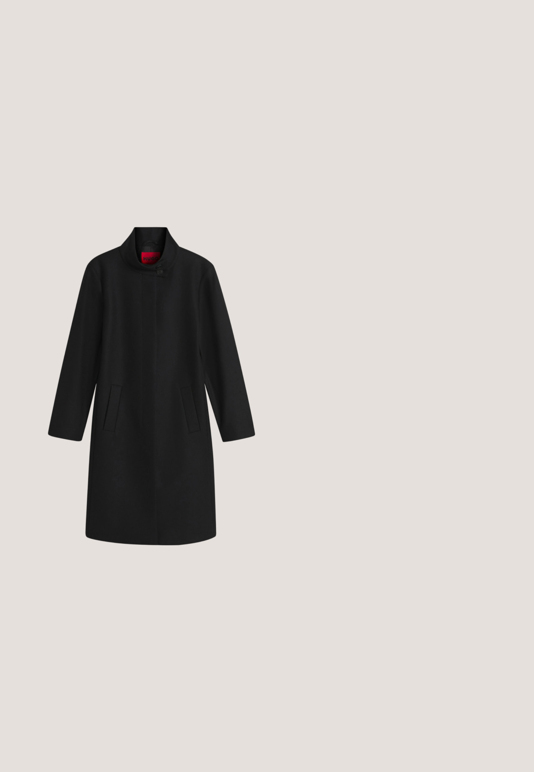Manteau noir longueur genou avec col montant, boutons avant cachés et deux poches fendues à l'avant.; Robe noire à manches longues avec un col haut, présentant des coutures contrastantes en bleu sur les côtés et une étiquette à l'ourlet.; Bottes stiletto noires en cuir, montantes jusqu'aux genoux, avec un bout pointu et une texture lisse, présentant un design épuré et des détails de couture minimaux.; Lunettes de soleil rectangulaires noires avec verres teintés verts et accents métalliques du logo Gucci sur les branches, présentées sur un fond blanc.; Sac à main en cuir noir avec accents dorés, double bandoulière et logo "HUGO" à l'avant, sur un fond blanc uni.; Boucles d'oreilles en forme de cœur en argent ornées de strass transparents, dotées de fermoirs à levier pour un maintien sécurisé.