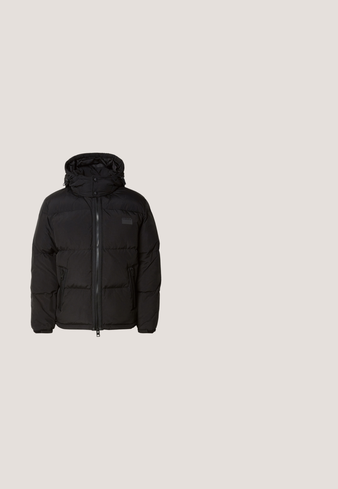 Sort pufjakke med hætte, lynlåslukning og sidelommer. Har et kviltet design, glat tekstur og et logo-patch på brystet.; Hvid struktureret sweater med lange ærmer, ribbet kant og rund hals. Har en lille mærkeetiket syet fast i den nederste side.; Sort langærmet skjorte lavet af bomuldsblanding. Har en klassisk krave, knaplukning foran og et lille hvidt "BOSS"-logo på brystet.; Sorte formelle bukser med bæltestropper, knap foran og lynlås, vist mod hvid baggrund.; Sort læder ankelstøvle med en blank finish, snørelukning, polstret krave og en robust gummisål med skridgreb.; HUGO Toilettaske - black