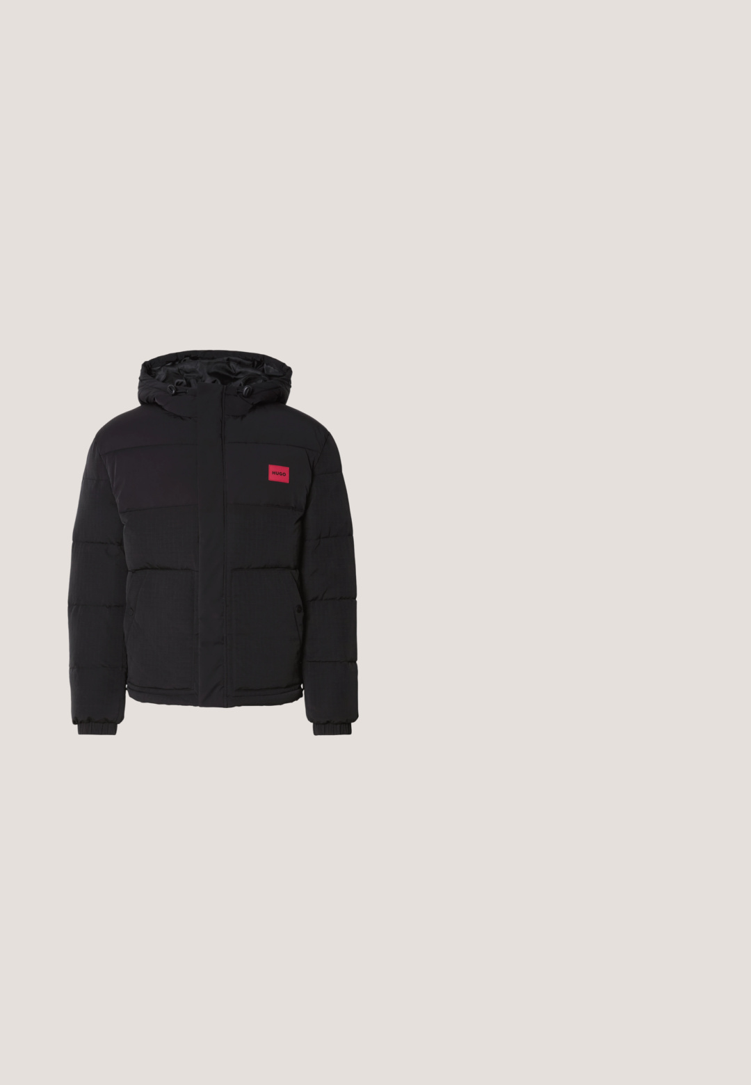 Zwarte pufferjack met capuchon, voorzien van een rood logo-embleem, een gequilt patroon, voorzakken en elastische manchetten voor warmte en comfort.; Zwarte pullovertrui met een halve rits kraag, voorzien van geribbelde textuur op de schouders en een klein wit "BOSS" logo op de borst.; Zwarte short-sleeve t-shirt gemaakt van soepel katoen met een ronde halslijn. Heeft een subtiele merklabel aan de linkerkant nabij de zoom.; Zwarte distressed skinny jeans met knopen aan de voorkant, riemlussen en versleten plekken op de dijen en knieën tegen een witte achtergrond.; Zwarte leren enkellaars met een glanzende afwerking, vetersluiting, gevoerde kraag en een robuuste rubberen zool met grip.; Zwarte, gestructureerde leren crossbodytas met voorvak met rits, verstelbare band en subtiel merklogo op een witte achtergrond.