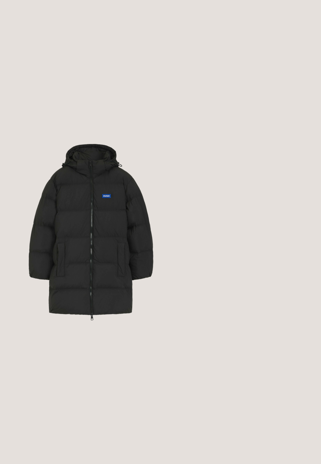Zwarte pufferjack met capuchon, voorzien van een ritssluiting aan de voorkant, twee voorzakken en een blauw "HUGO" logo op de linkerkant van de borst.; Grijze coltrui gemaakt van zacht breigaren. Heeft lange mouwen, een ribbelkraag en een normale pasvorm met een gladde textuur.; Lichtgewicht witte katoenen T-shirt met een ronde hals, korte mouwen en subtiele geborduurde logo op de borst, met een gladde textuur.; Donkerblauwe denim jeans met vijf zakken, knoopsluiting en zichtbare oranje stiksels, gelabeld Hugo Lash aan de tailleband.; Zwarte leren enkellaars met rits aan de zijkant, glad bovenwerk, lage blokhak en trekkoord aan de achterkant, zijaanzicht tegen een witte achtergrond.; Zwarte getextureerde leren toilettas met voorvak met rits, zijhandel en subtiel merklogo op een effen witte achtergrond.