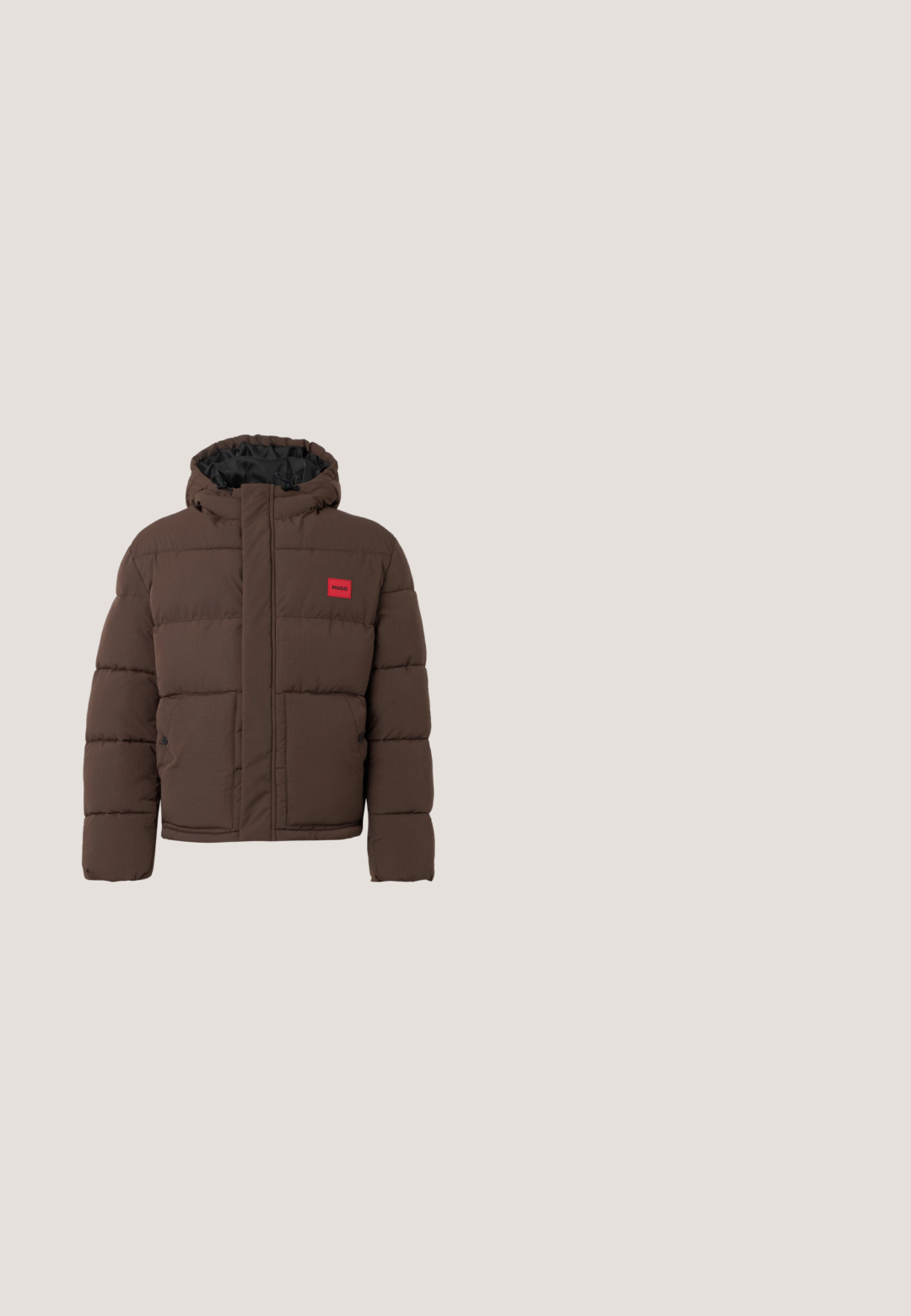 Bruine gewatteerde jas met capuchon, ritssluiting aan de voorkant bedekt met klep, twee voorzakken met knopen en rode Hugo-logo patch op de borst.; Crèmekleurige capuchontrui met een voorzak, verstelbare trekkoorden en een "BOSS"-logo in het zwart geborduurd op de borst. Zacht materiaal.; Lange mouwen shirt van licht taupe katoen met een ronde hals; voorzien van een klein zwart "BOSS" logo op de borst. Soepele, zachte textuur.; Lichtblauwe denim jeans met een rechte pasvorm, met een vervaagde wassing, vijf-pocketontwerp en een knoopsluiting aan de voorkant.; Bruine suède Chelsea-boot met elastische zijpanelen, ronde neus en robuuste zwarte zool. Voorzien van een trekband aan de achterkant voor gemakkelijk aan- en uittrekken.; Donkerbruine stoffen boodschappentas met verstelbare zwarte riem en klein zilveren "BOSS"-logo op de voorflap.