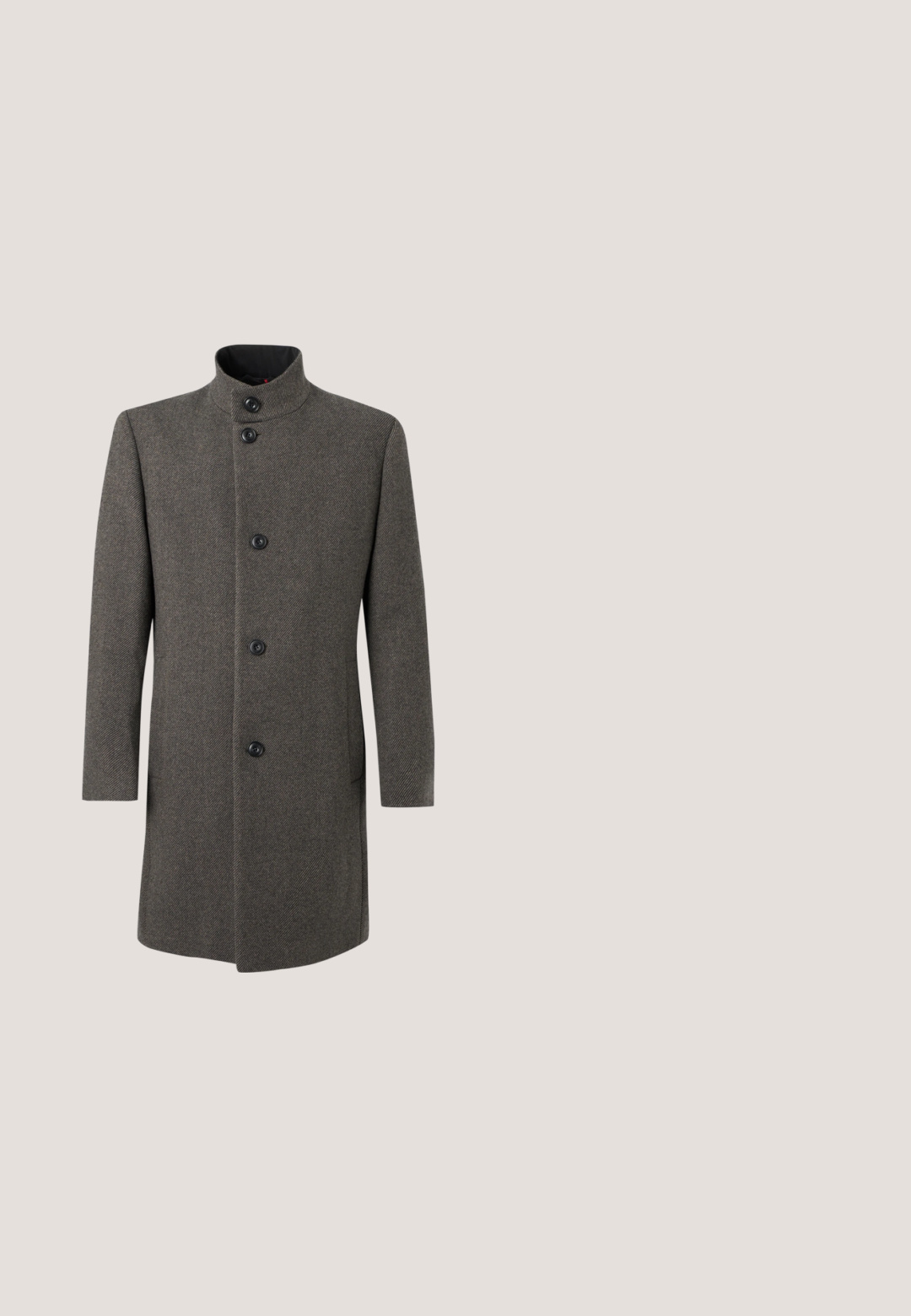 Manteau pour homme gris en mélange de laine avec un col montant et cinq boutons noirs sur le devant, présenté sur fond blanc.; Pull en maille torsadée bleu clair avec des manches raglan, un col rond et des poignets côtelés. Texture douce avec un subtil accent marron au niveau du col.; T-shirt blanc à col rond et à manches courtes. Un texte noir indique "TIGER OF SWEDEN" centré sur le devant. Texture du tissu lisse.; Jean en denim noir avec une coupe droite, taille haute, fermeture par bouton, et des détails de couture subtils le long des poches et des coutures.; Bottine Chelsea en cuir noir avec une forme épurée, des panneaux latéraux en élasthanne, une languette à l'arrière et une semelle plate. Texture lisse.; Sac bandoulière en cuir marron foncé texturé avec une sangle réglable et un petit accent décoratif bleu sur le côté.