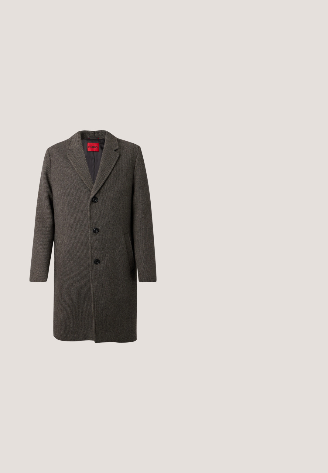 Donkergrijze wollen herenmantel met drie zwarte knopen, een notched reverskraag en zijzakken, label Hugo.; Donkergroene lange mouwen trui met een halve rits kraag en ribbels aan de mouwen en onderkant op een effen achtergrond.; Donkerbruine gebreide polo met korte mouwen, een gestructureerd patroon, een open V-halskraag en geribbelde boorden en zoom.; Op maat gemaakte broeken in een baksteenrode kleur, gemaakt van soepel stof, met een rechte snit, riemlussen en een rits met knoopsluiting aan de voorkant.; Bruine suède Chelsea-boot met elastische zijpanelen, ronde neus en robuuste zwarte zool. Voorzien van een trekband aan de achterkant voor gemakkelijk aan- en uittrekken.; Bruine leren aktetas met bovenhandvatten, zilverkleurige details en een verstelbare schouderriem op een effen lichte achtergrond.