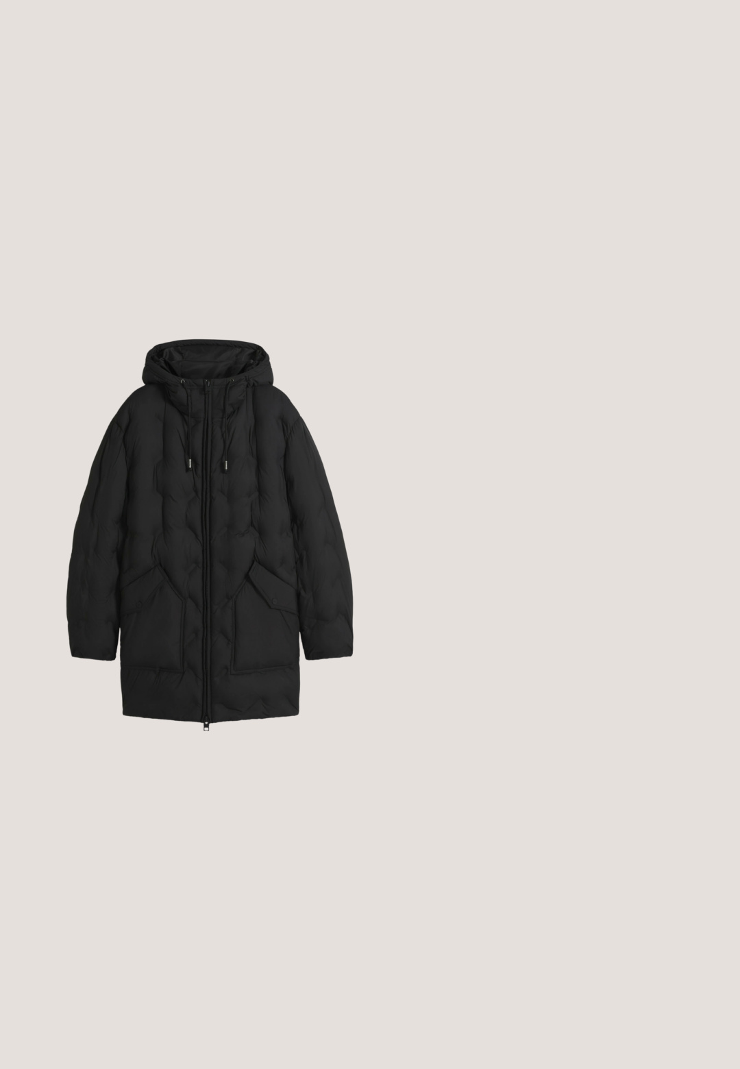 Long manteau d'hiver noir matelassé avec capuche, fermeture éclair à l'avant, cordon de serrage et grandes poches avant avec rabats.; Pull en maille gris foncé avec un col rond, des manches longues et des poignets côtelés. Tissu texturé avec un motif subtil.; Chemise à manches longues boutonnée avec un motif à carreaux noir, blanc et gris et un col, posée à plat sur fond blanc.; Jean en denim gris avec une coupe droite, design à cinq poches et fermeture à bouton. Présente un dégradé subtil et des coutures ton sur ton.; Bottine en cuir noir avec fermeture éclair latérale, tige lisse, petit talon carré et languette à l'arrière, vue de profil sur fond blanc.; Trousse de toilette en cuir noir texturé avec poche avant zippée, poignée sur le côté et logo de marque discret sur fond blanc uni.