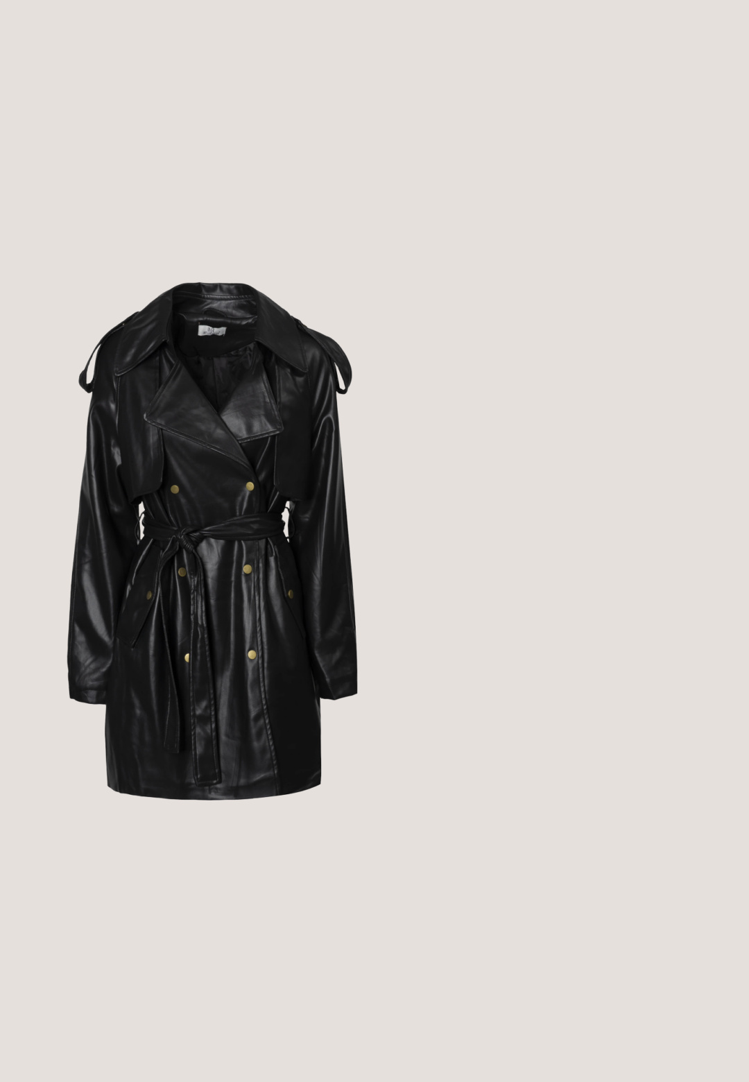 Sort faux læder trench coat med dobbeltknaplukning, brede slag, bælte med slips og knapper i guldtoner. Har skulderdetaljer.; Sort langærmet top med off-shoulder udskæring og detaljer med rynket side. Fremstillet af blødt stof og har en strømlinet silhuet.; Høj sort læder militærstøvle med kraftig sål, tre justerbare spænder og snørebånd foran på en ensfarvet baggrund.; Sorte plastiks solbriller med firkantede rammer, grå linser og krystal detaljer langs kanterne. Inklusive en sølvkæde til at bære.; Sort lakeret skuldertaske med en buet form, udsmykket med sølvhardware, dekorative spænder og en kort rem. Blå mærkat vedhæftet.; Sølv kædebælte med forskellige charms, herunder mærkater og logoer. Har sammenflettede led og en lås til fastgørelse. Glat metallisk tekstur.