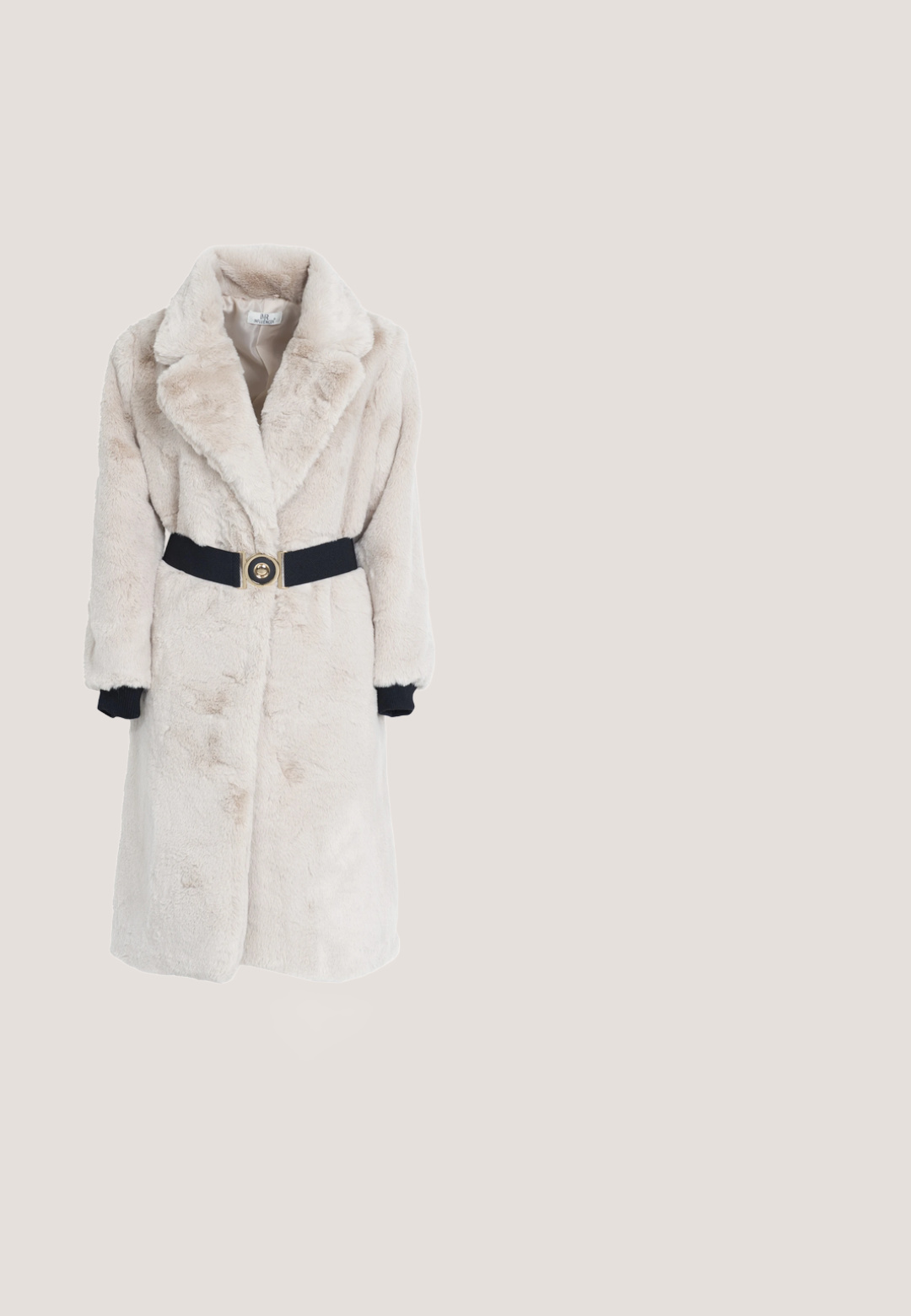 Faux fur frakke i beige med et sort bælte og guld hardware detaljer, med en bred krave og strikkede manchetter for ekstra tekstur.; Cremefarvet langærmet bluse med ribbet tekstur og høj halsudskæring. Har et tætsiddende design og sømløs konstruktion.; Beige strikkede bukser med brede ben og elastisk talje, med en glat tekstur uden synlige lommer eller pynt.; Sorte snørebåndsankelstøvler med kraftige såler og hvid fleeceforing, båret af en person, der står på et lyst gulv.; Blød beige uldsjal foldet i en løs sløjfe med begge ender hængende symmetrisk ned på en hvid baggrund.; Brune læderhandsker med ribbede beige strikkede manchetter. Udstyret med en knapdetalje, glat tekstur og et unikt tommelfingerdesign for nem brug.