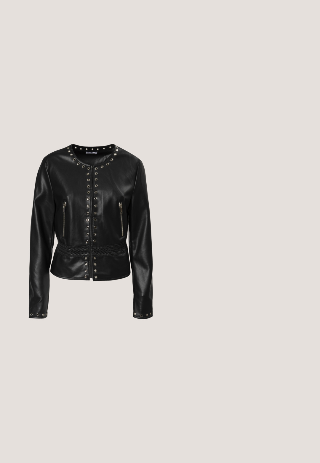 Schwarze Lederjacke mit rundem Halsausschnitt, vorderen Reißverschlusstaschen und dekorativen silbernen Nieten entlang des Kragens und der Verschlusskante, mit einem gewebten Akzent an der Taille.; Schwarzes Baumwoll-T-Shirt mit einem floralen Design in Herzform, mit rosa und weißen Blumen sowie grünen Blättern. Kurzärmlig und mit Rundhalsausschnitt.; Schwarze Shorts mit einem strukturierten Blumenmuster, einem taillierten Bund mit einer runden silbernen Schnalle und einem geschnittenen, taillierten Schnitt bis zur Mitte des Oberschenkels.; Schwarze Leder-Cowboystiefel mit spitzen Zehen, dekorativer Stickerei und metallischen Nieten entlang der oberen Kante. Gestapelte Ferse und strukturierte Oberfläche.; Schwarze Handtasche mit mehrfarbigen Pailletten und großem Design blauer Eulenaugen vorne, mit Kette und geflochtenem Leder-Schulterriemen.; Goldene Creolen, jeweils mit einem herzförmigen Anhänger, der ein schwarzes Herz in der Mitte und mehrfarbige Buchstaben am Rand zeigt.