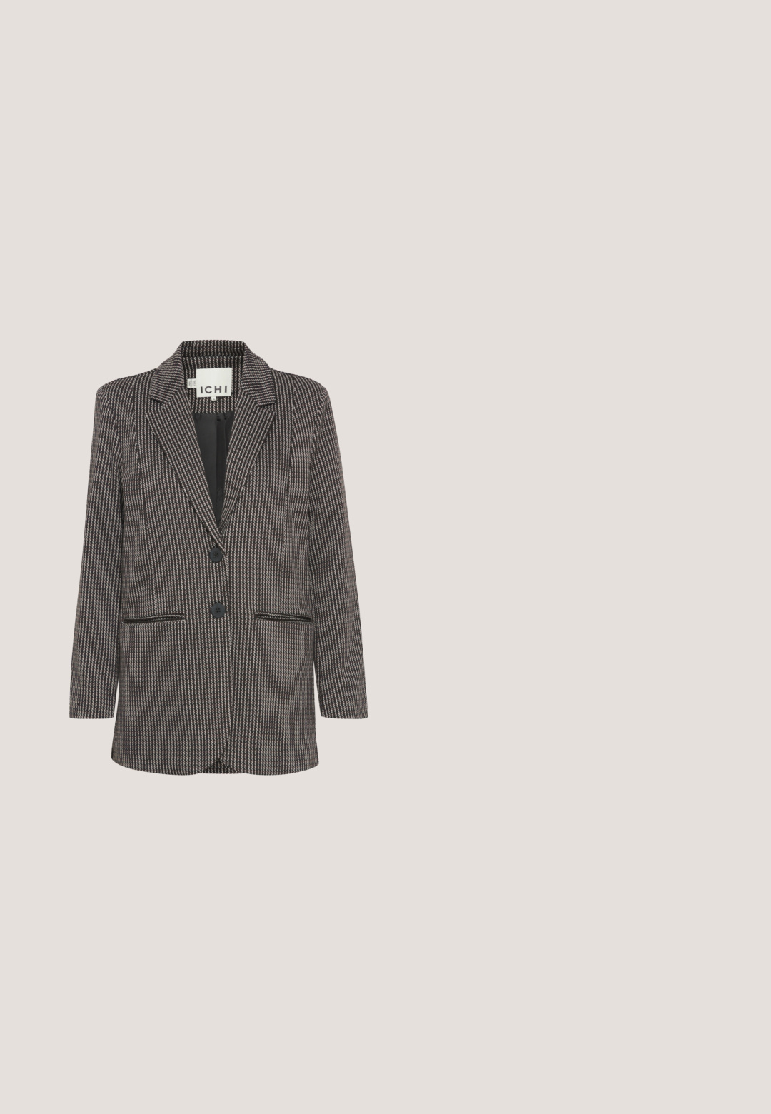Zwart-wit gestreepte blazer met twee knopen, notch lapel en voorzakken. Textuurstof met een getailleerde pasvorm en gestructureerde silhout. ; Zwarte lange mouw shirt van gladde stof, met een kraag, knopen aan de voorkant en een rechte zoom.; Culture CUDENCY - Broek - grey blue check; Zwarte suède pump met spitse neus en een kitten heel, versierd met een strik aan de voorkant, weergegeven in zij-aanzicht op een witte achtergrond.; Zwarte getextureerde leren handtas met bovenhandvat en gouden rechthoekige sluiting op de voorsluiting.; Goudkleurige metalen oorbellen in de vorm van klokjesbloemen, met een geribbelde textuur en een open ontwerp. Gladde, reflecterende oppervlakken verbeteren hun uitstraling.