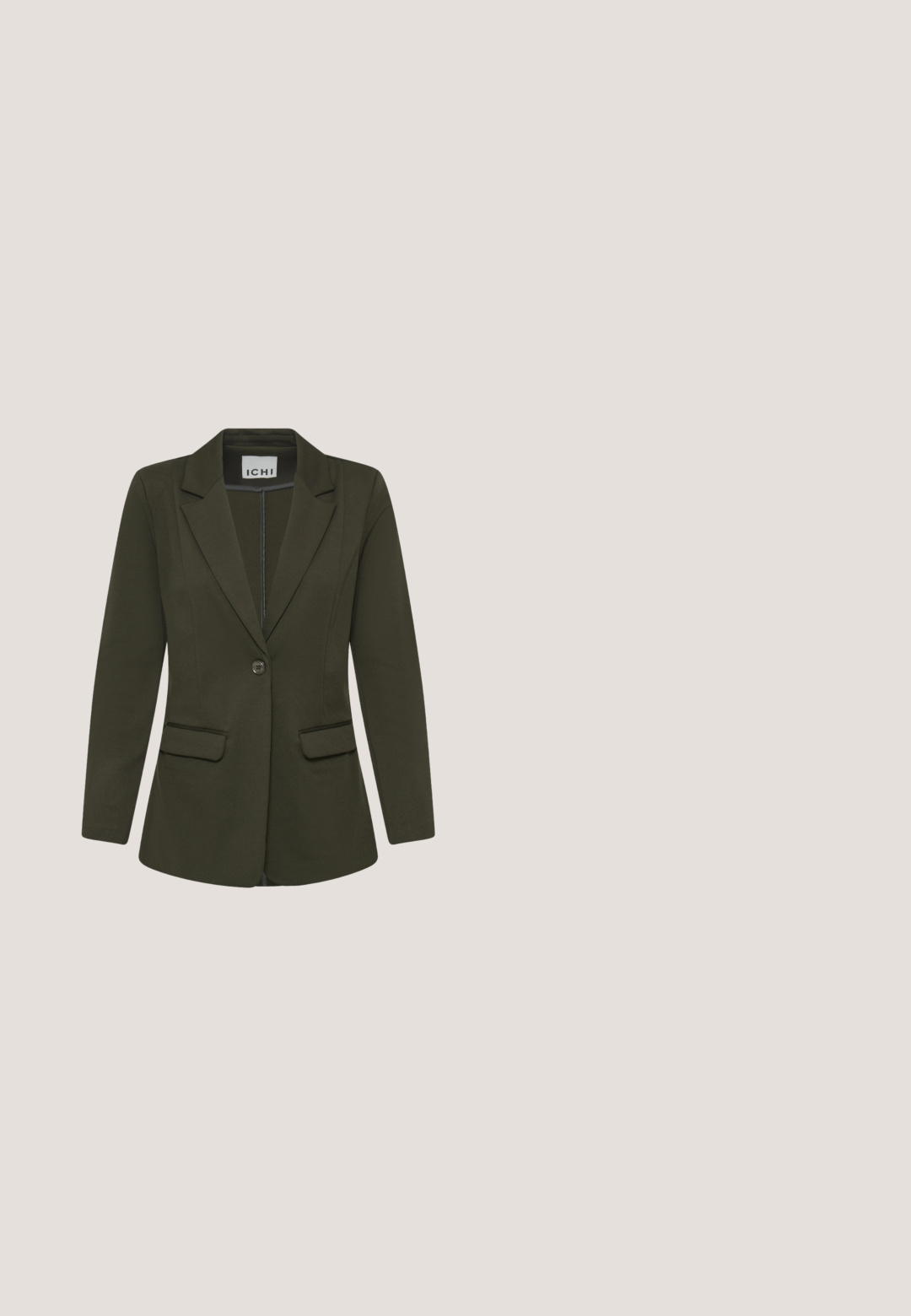 Blazer femme sur mesure vert foncé avec manches longues, fermeture boutonnée simple, deux poches à rabat à l'avant et revers crantés.; Haut à col roulé sans manches en tissu côtelé de couleur vert foncé. Caractéristiques : un col haut, une texture lisse et une coupe ajustée.; Pantalons larges en vert olive foncé, avec une ceinture en tissu, des poches avant et une texture lisse. Design décontracté avec des détails ajustés.; Baskets en daim vert avec accents blancs, design à lacets, semelle intermédiaire beige et semelle en caoutchouc texturée. Présente un détail logo doré sur le côté.; Sac à main en cuir Lancaster Paris vert olive avec poignées supérieures, fermeture à rabat, fermoir doré et bandoulière amovible.; Paire de boucles d’oreilles puces avec des dessus ovales vert foncé et de grands pendentifs verts lisses en forme de goutte, tiges et fermoirs dorés.