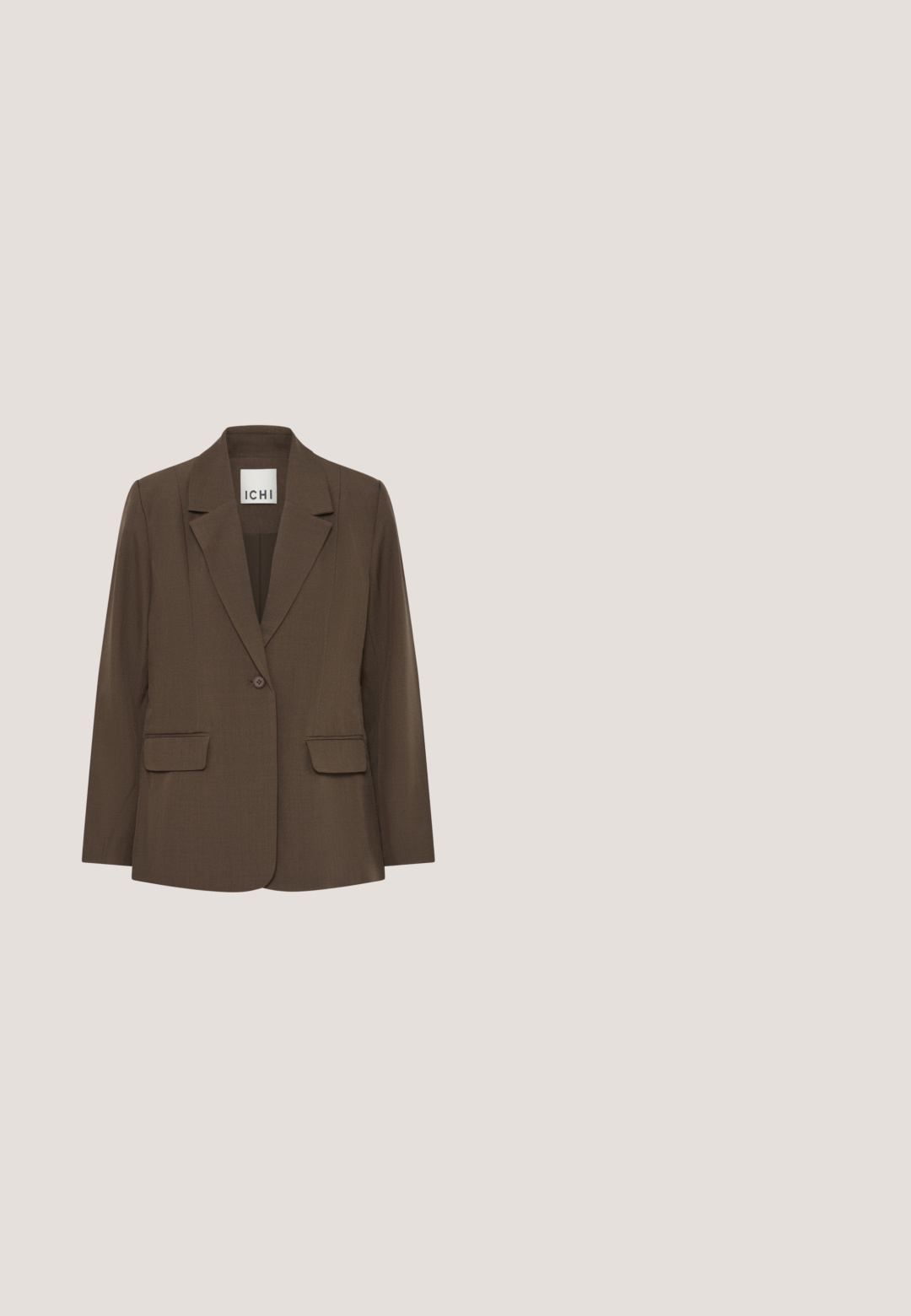 Bruine blazer met een knoop, met notch-revers en twee voorzakken met kleppen, merklabel ICHI aan de binnenkant van de kraag.; Beige korte mouwen trui gemaakt van zachte brei-stof, met een ronde halslijn en een relaxte pasvorm. De textuur is licht verweven.; Beige flarebroeken gemaakt van lichtgewicht stof. Kenmerken een gladde textuur, een vouw aan de voorkant en een aangesloten taille met een subtiel logodetail.; Zwarte leren enkellaars met puntige neus en slanke, middelhoge hak, gladde afwerking en subtiele stiksels langs de bovenrand.; Bruine leren emmer tas met een zachte textuur, een enkele schouderband en een centrale magnetische sluiting. Bevat een goudkleurig logo accent.; Gepolijste gouden ring met twee onregelmatige, gladde, kiezelsteenvormige banden verbonden door een smalle gouden brug.