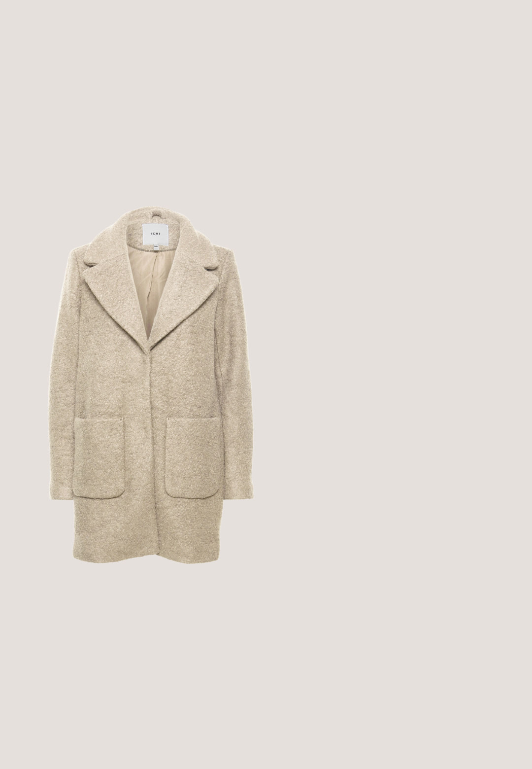 Beige Wollmischung-Mantel mit Reverskragen, zwei Fronttaschen und einer weichen, strukturierten Oberfläche. Offene Front und ungefüttertes Innenfutter.; Cremefarbener Pullover mit rundem Ausschnitt, langen Ärmeln und weichem, strukturiertem Stoff. Das Design ist einfach gehalten, mit einer lockeren Passform und gerippten Bündchen.; Gestuz SUMMER WIDE - Wide Leg - unwashed denim; Beiger Wildleder-Sneaker mit abgerundeter Spitze, weißen Ziernähten, flachen Schnürsenkeln und einer hellen Ferse. Leichte Gummisohle.; Weiche braune Wildleder-Hobo-Tasche mit einem einzelnen breiten Träger und abgerundeten oberen Kanten, präsentiert vor einem weißen Hintergrund.; Zwei kleine goldene blumenförmige Steckerohrringe mit fünf abgerundeten Blütenblättern und einem kugelförmigen Zentrum auf weißem Hintergrund.