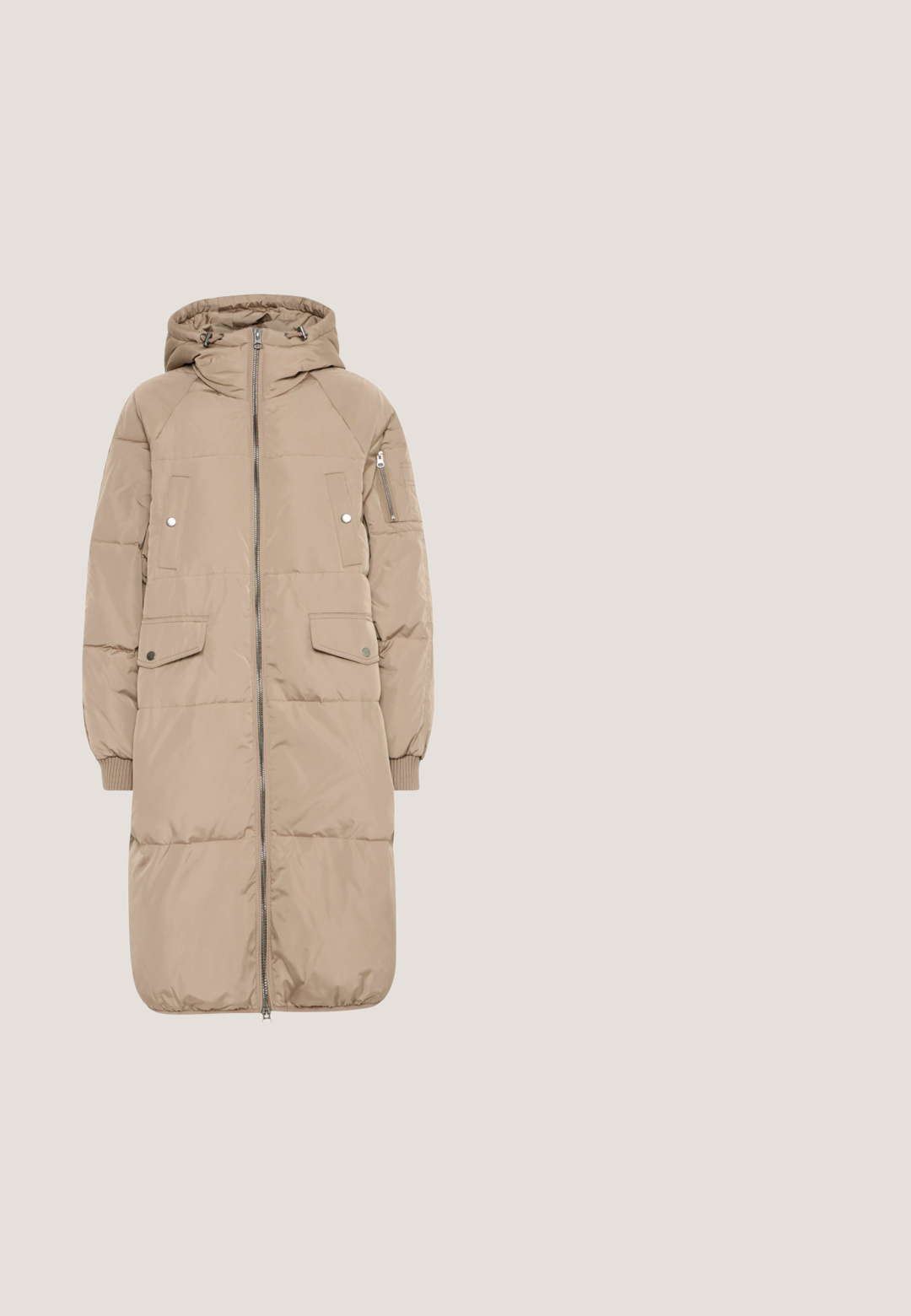Beige pufferjack met capuchon, volledige rits aan de voorkant, zij- en borstzakken, ribgebreide manchetten en doorgestikte textuur; knielange ontwerp.; Licht beige coltrui, gemaakt van zachte, gestructureerde stof. Heeft een ontspannen pasvorm, geribbelde manchetten en zoom, en minimale afwerking.; Beige skinny jeans van rekbaar materiaal, met een klassieke vijf-pocketstijl en een rits met een knoopsluiting.; Beige enkelboot met een gladde suède afwerking, elastische zijpanelen en een zware zool voor grip. Voorzien van een decoratieve stikseldetail.; Beige GUESS-handtas met een enkele zwarte schouderriem, gouden rits en goudkleurig logodetail aan de voorkant.; Oorbellen in goudkleur met een glad en gebogen ontwerp. Glanzend, reflecterend oppervlak en een sluiting met een achtersteekpen. Ronde en sculpturale vormen.