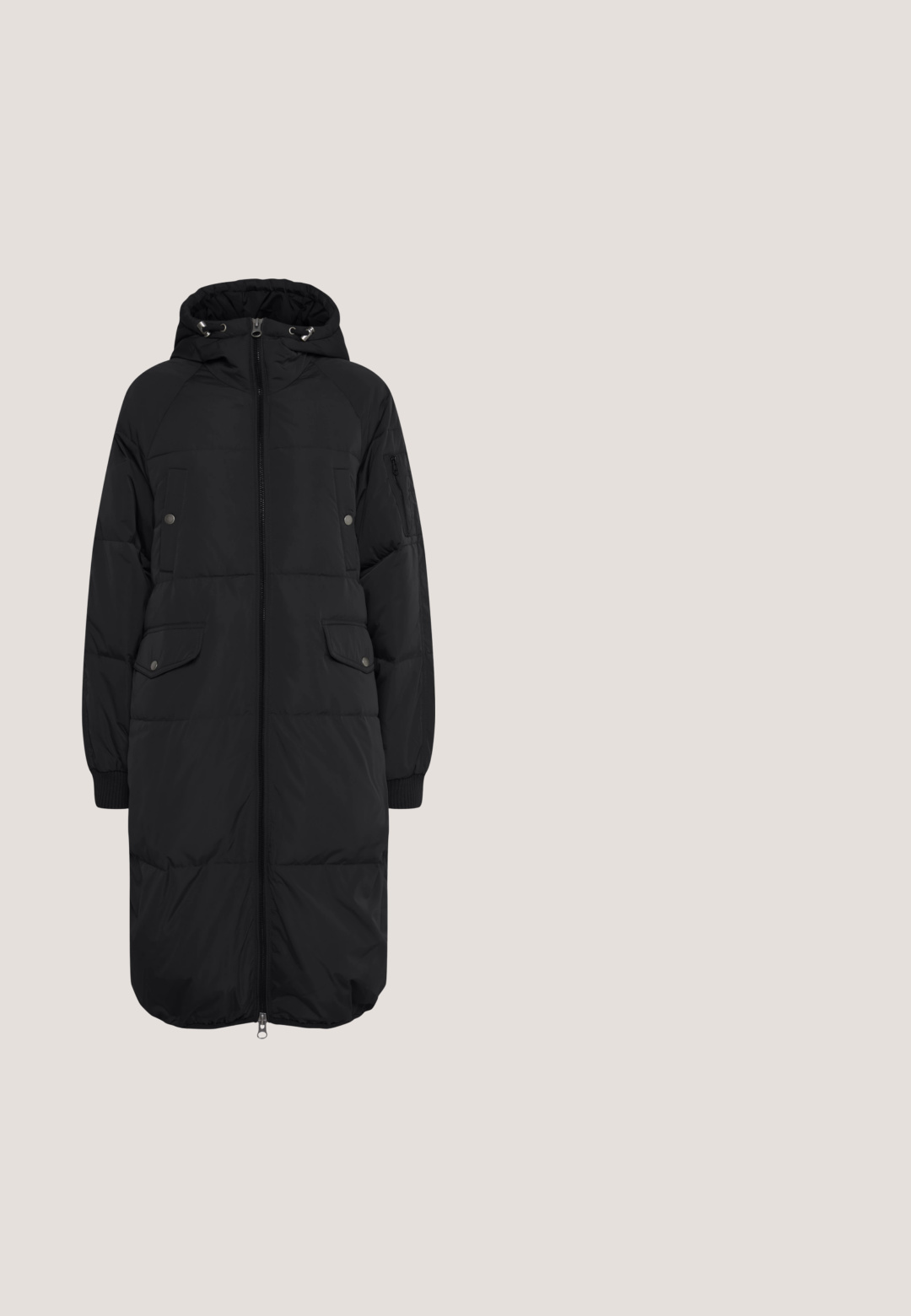 Manteau long noir matelassé avec capuche, fermeture éclair à l'avant, poches latérales et poignets côtelés. Texture lisse ; design minimaliste.; Pull en polaire noir avec col zippé, surface texturée et douce, et coupe décontractée. Présente des surpiqûres le long de l'ourlet et des poignets.; T-shirt à col roulé noir à manches longues en tissu doux et extensible, doté d'un design ajusté et d'une construction sans coutures pour une apparence lisse.; Pantalons larges noirs avec une taille élastique, fabriqués en tissu doux. Possède une texture lisse et ne présente aucun motif ou élément de quincaillerie visible.; Bottine noire à semelle plateforme épaisse, tige texturée et duveteuse, lacets rayés enroulés autour, et petits clous métalliques sur le talon.; Sac fourre-tout en tissu matelassé noir avec deux poignées, grand compartiment principal et fermeture éclair, montré sur fond blanc.