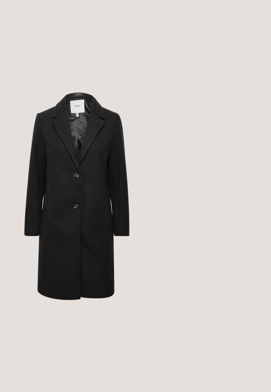 Zwarte wollen blendjas met een gegesneden kraag, sluiting met knopen aan de voorkant en lange mouwen. Glad binnenvoering, minimalistisch ontwerp met een rechte snit.; Zwarte blouse met een kraag, lange pofmouwen en een centrale knopenlijst met een decoratieve rij kleine witte kraaltjes.; Zwarte kokerrok van gladde stof, met een getailleerde pasvorm, tailleband en subtiele voorplooien. Geen zakken of zichtbare hardware.; Zwarte slingback pump met puntige neus en glanzende metalen neuskap. Beschikt over een hoge stilettohak en slanke enkelband. Gladde leren textuur.; Zwarte leren emmerhandtas met een gestructureerde afwerking, trekkoordsluiting, zilverkleurige hardware accenten en een ritssluiting aan de onderkant.; Gouden ring met een gestructureerd oppervlak en een open ontwerp, met slangenkopaccenten aan beide uiteinden voor detail en stijl.