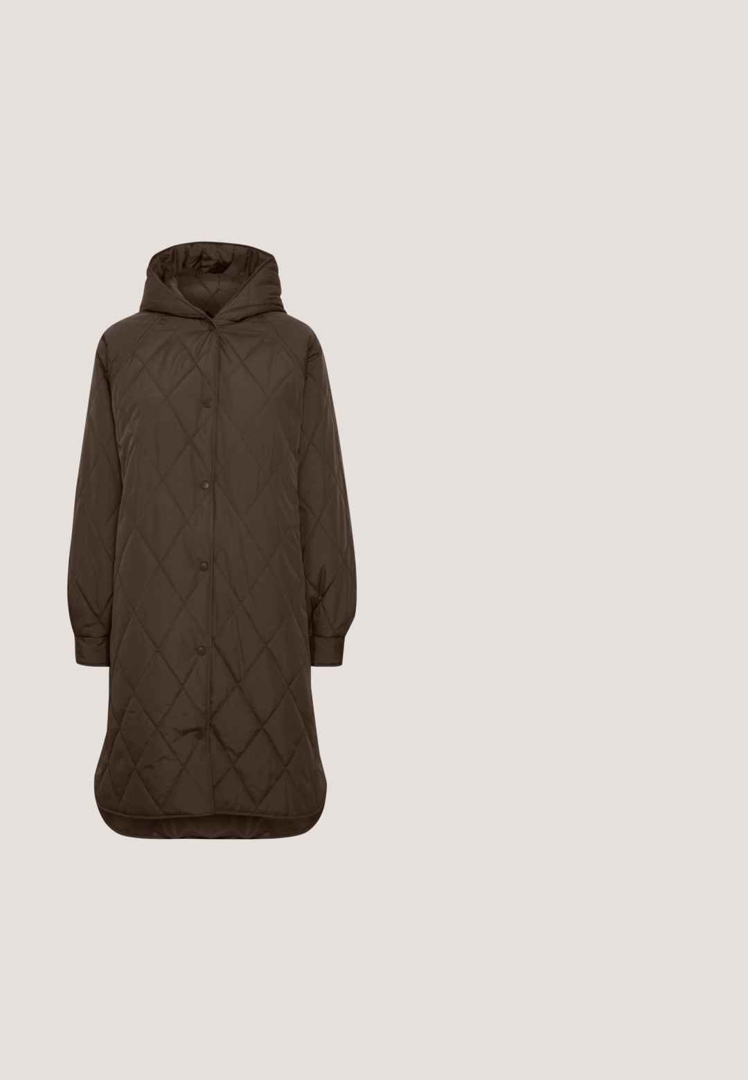 Gequilted bruine jas met een capuchon, met knoopsluiting, lange mouwen en een knielange pasvorm. Gladde textuur met diamantstiksel.; Brun sweatshirt gemaakt van zachte stof, met een ronde hals, verlaagde schouders en geribbelde manchetten voor een ontspannen pasvorm. Eenvoudig ontwerp met effen kleur.; Donkerbruin katoenen T-shirt met korte mouwen, opgerolde manchetten en ronde hals, maat small, weergegeven tegen een effen witte achtergrond.; Zwarte op maat gemaakte rechte broek met plooien en omgeslagen zomen, afgebeeld tegen een witte achtergrond.; Lage bruine suède sneaker met roze strepen, geperforeerde zijkanten, roze veters en dikke doorschijnende rubberen zool.; Zachte donkerbruine stoffen handtas met een gewatteerd handvat en een ronde zilveren hanger bevestigd aan de band.